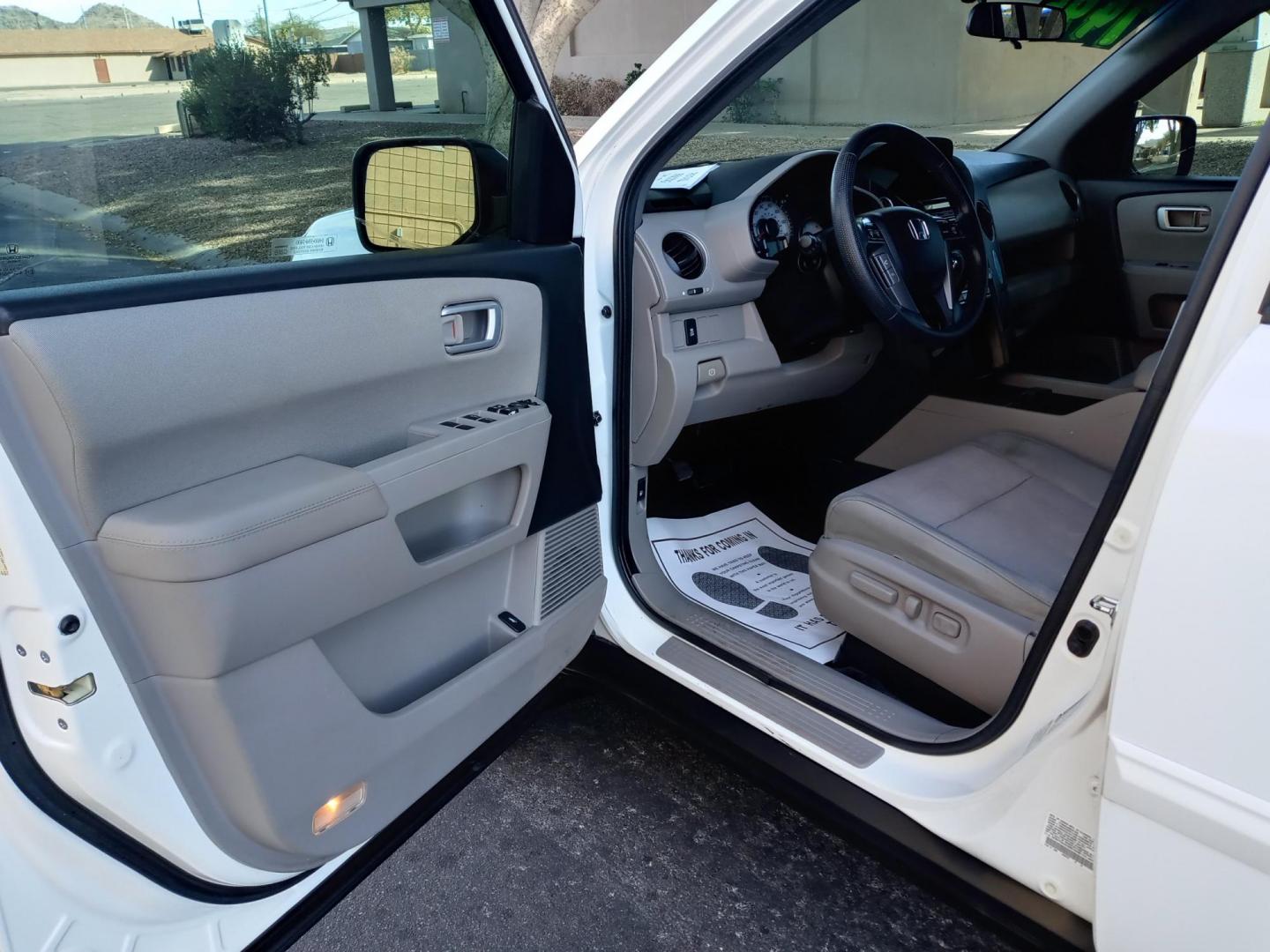 2013 WHITE /gray and black Honda Pilot EX 2WD 5-Spd AT (5FNYF3H4XDB) with an 3.5L V6 SOHC 24V engine, 5-Speed Automatic transmission, located at 323 E Dunlap Ave., Phoenix, AZ, 85020, (602) 331-9000, 33.567677, -112.069000 - 2013 Honda Pilot EX 2WD 5-Spd AT,……. EXCELLENT condition,…… A Real Must See!!.... No accidents, Power everything, Ice cold ac, gray and black interior with gray cloth seats in near perfect condition, power windows, power door locks, stereo/cd player, phone sync, blue tooth, 3RD ROW Seating, - Photo#8