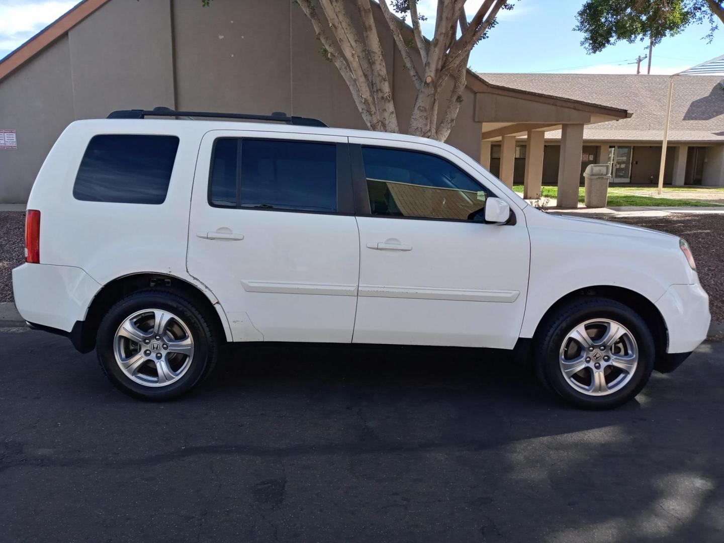 2013 WHITE /gray and black Honda Pilot EX 2WD 5-Spd AT (5FNYF3H4XDB) with an 3.5L V6 SOHC 24V engine, 5-Speed Automatic transmission, located at 323 E Dunlap Ave., Phoenix, AZ, 85020, (602) 331-9000, 33.567677, -112.069000 - 2013 Honda Pilot EX 2WD 5-Spd AT,……. EXCELLENT condition,…… A Real Must See!!.... No accidents, Power everything, Ice cold ac, gray and black interior with gray cloth seats in near perfect condition, power windows, power door locks, stereo/cd player, phone sync, blue tooth, 3RD ROW Seating, - Photo#4