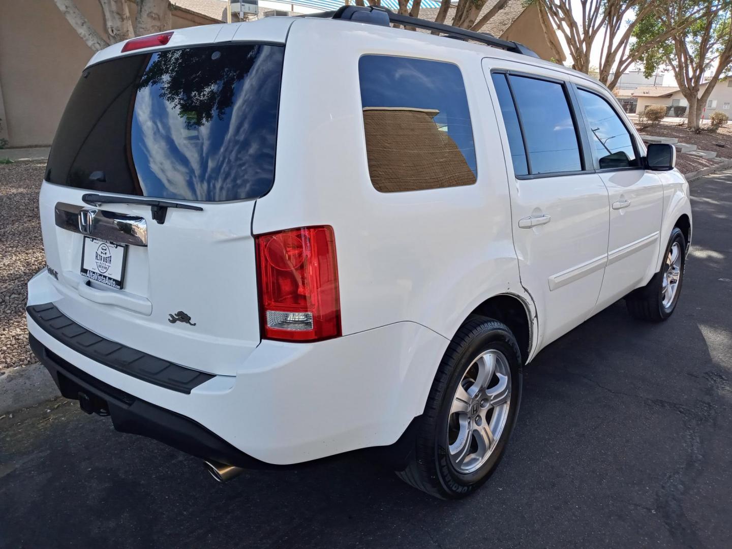 2013 WHITE /gray and black Honda Pilot EX 2WD 5-Spd AT (5FNYF3H4XDB) with an 3.5L V6 SOHC 24V engine, 5-Speed Automatic transmission, located at 323 E Dunlap Ave., Phoenix, AZ, 85020, (602) 331-9000, 33.567677, -112.069000 - 2013 Honda Pilot EX 2WD 5-Spd AT,……. EXCELLENT condition,…… A Real Must See!!.... No accidents, Power everything, Ice cold ac, gray and black interior with gray cloth seats in near perfect condition, power windows, power door locks, stereo/cd player, phone sync, blue tooth, 3RD ROW Seating, - Photo#3