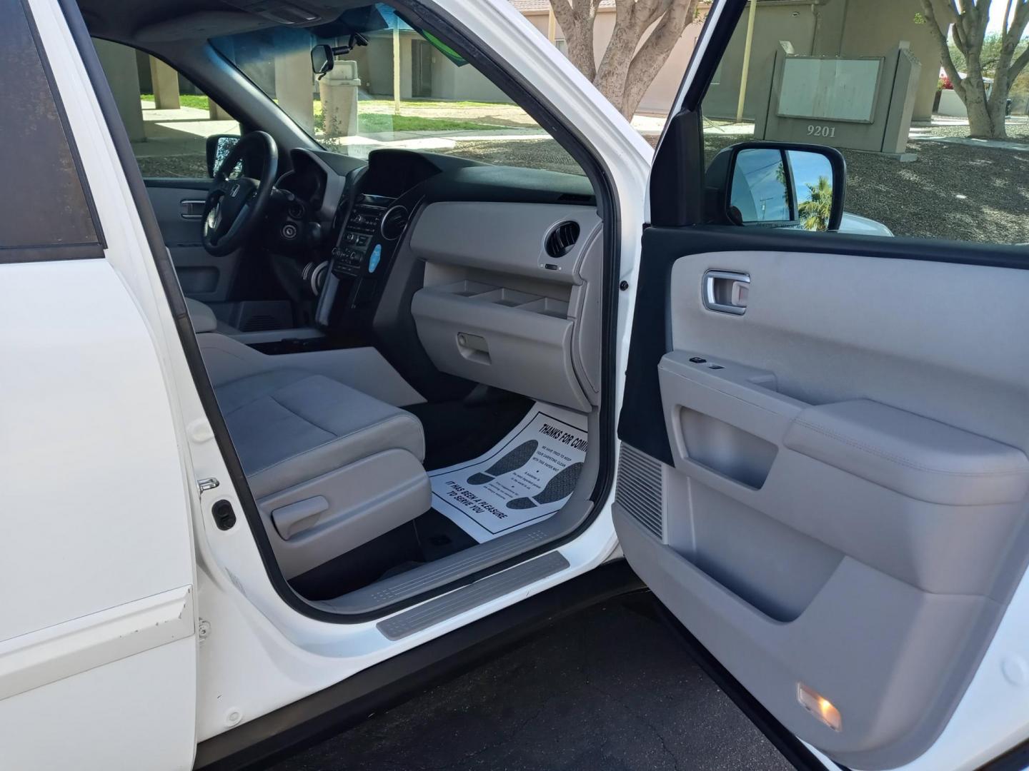 2013 WHITE /gray and black Honda Pilot EX 2WD 5-Spd AT (5FNYF3H4XDB) with an 3.5L V6 SOHC 24V engine, 5-Speed Automatic transmission, located at 323 E Dunlap Ave., Phoenix, AZ, 85020, (602) 331-9000, 33.567677, -112.069000 - 2013 Honda Pilot EX 2WD 5-Spd AT,……. EXCELLENT condition,…… A Real Must See!!.... No accidents, Power everything, Ice cold ac, gray and black interior with gray cloth seats in near perfect condition, power windows, power door locks, stereo/cd player, phone sync, blue tooth, 3RD ROW Seating, - Photo#13