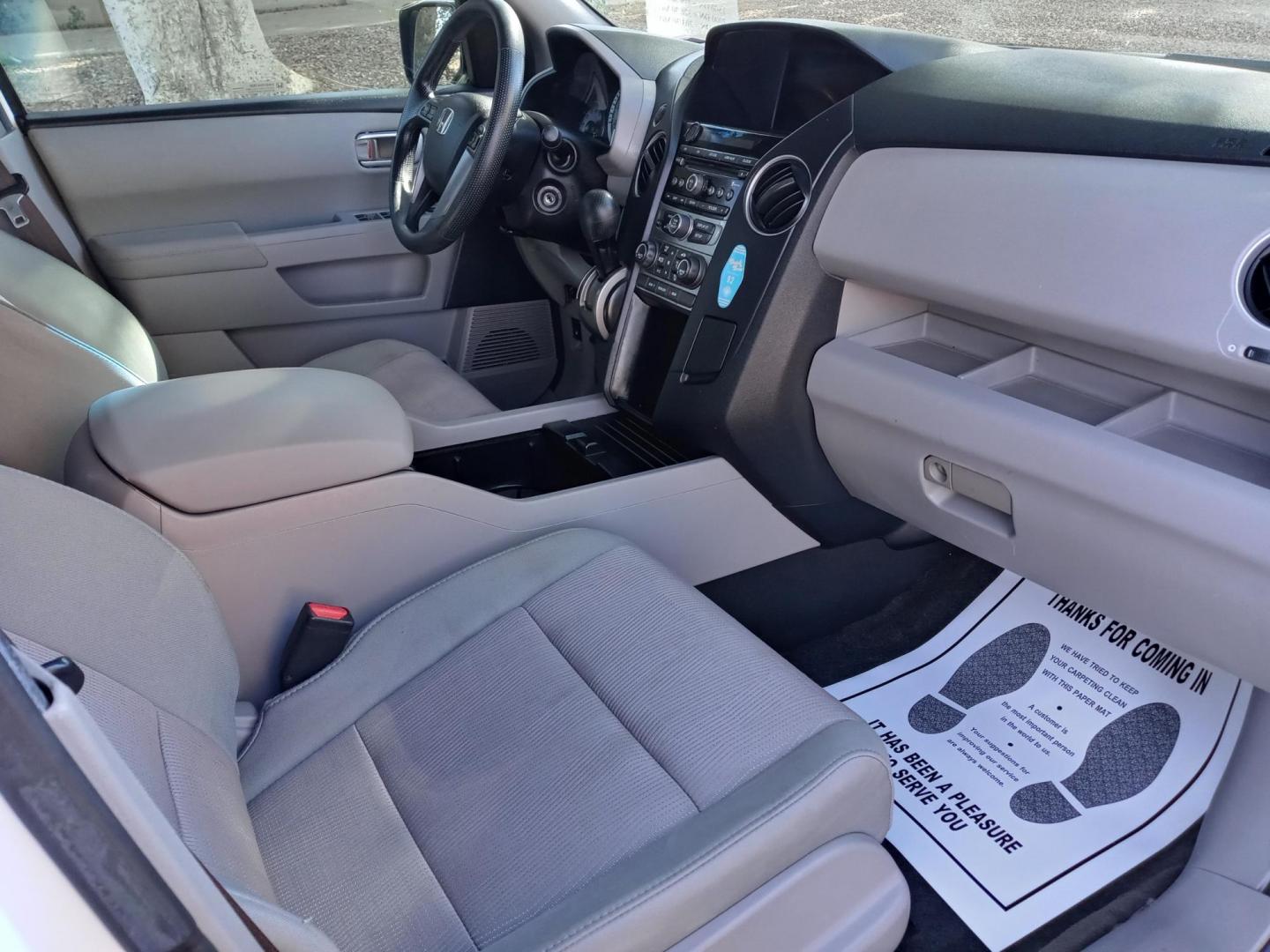 2013 WHITE /gray and black Honda Pilot EX 2WD 5-Spd AT (5FNYF3H4XDB) with an 3.5L V6 SOHC 24V engine, 5-Speed Automatic transmission, located at 323 E Dunlap Ave., Phoenix, AZ, 85020, (602) 331-9000, 33.567677, -112.069000 - 2013 Honda Pilot EX 2WD 5-Spd AT,……. EXCELLENT condition,…… A Real Must See!!.... No accidents, Power everything, Ice cold ac, gray and black interior with gray cloth seats in near perfect condition, power windows, power door locks, stereo/cd player, phone sync, blue tooth, 3RD ROW Seating, - Photo#14