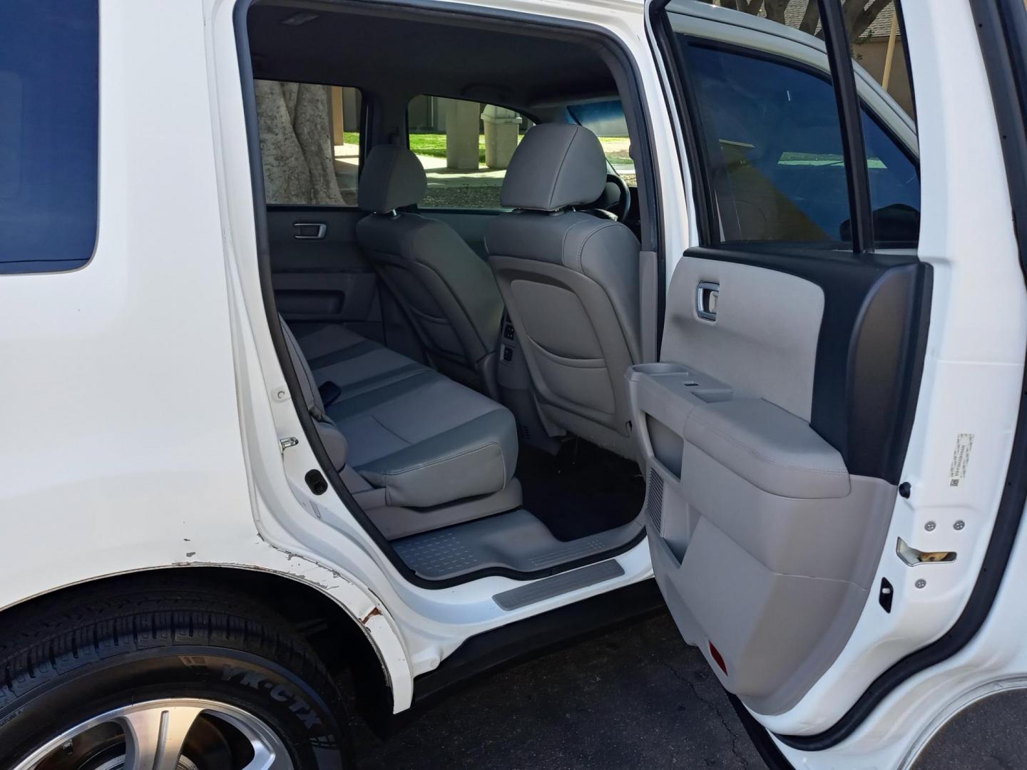 2013 WHITE /gray and black Honda Pilot EX 2WD 5-Spd AT (5FNYF3H4XDB) with an 3.5L V6 SOHC 24V engine, 5-Speed Automatic transmission, located at 323 E Dunlap Ave., Phoenix, AZ, 85020, (602) 331-9000, 33.567677, -112.069000 - 2013 Honda Pilot EX 2WD 5-Spd AT,……. EXCELLENT condition,…… A Real Must See!!.... No accidents, Power everything, Ice cold ac, gray and black interior with gray cloth seats in near perfect condition, power windows, power door locks, stereo/cd player, phone sync, blue tooth, 3RD ROW Seating, - Photo#15