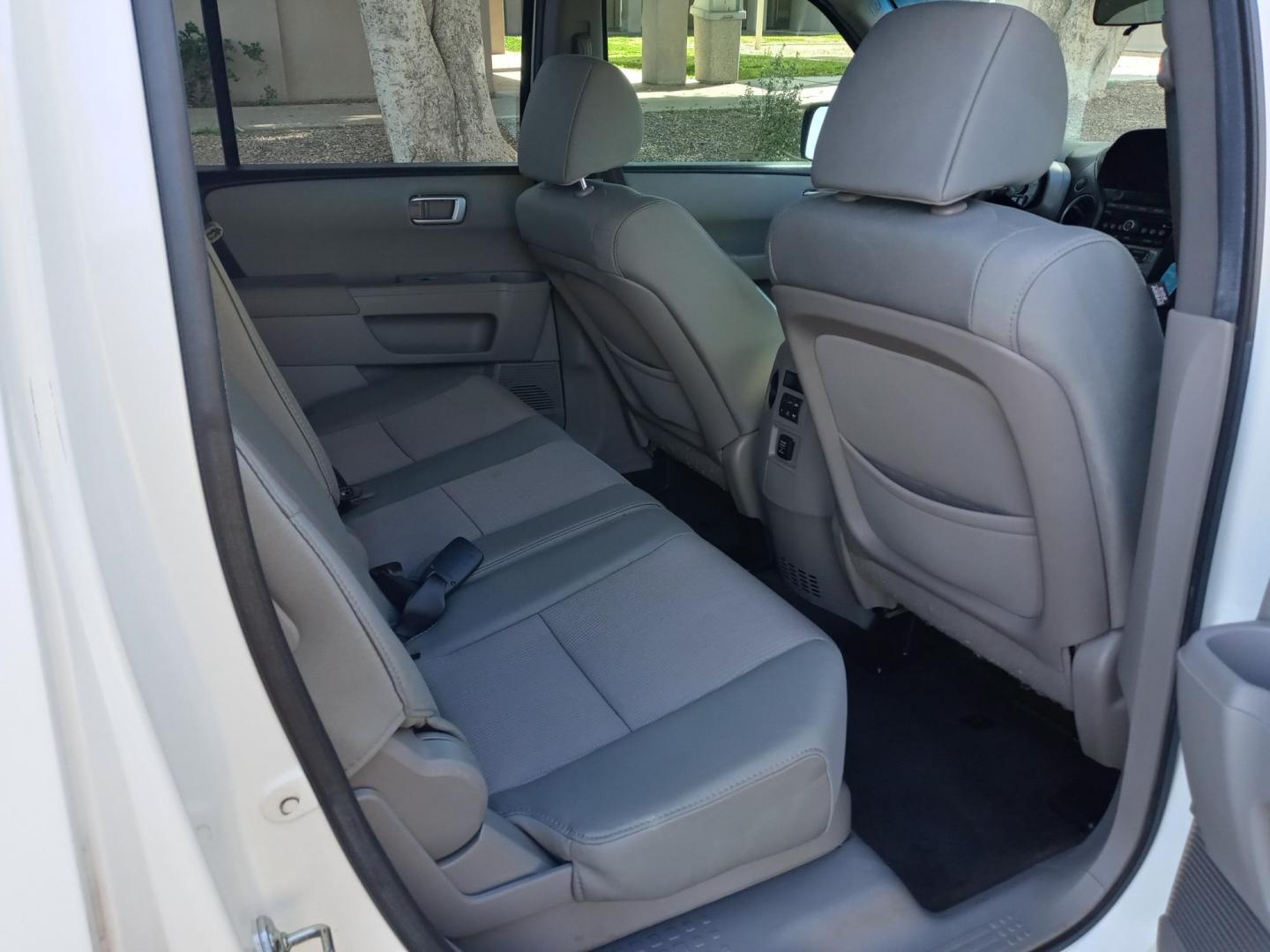 2013 WHITE /gray and black Honda Pilot EX 2WD 5-Spd AT (5FNYF3H4XDB) with an 3.5L V6 SOHC 24V engine, 5-Speed Automatic transmission, located at 323 E Dunlap Ave., Phoenix, AZ, 85020, (602) 331-9000, 33.567677, -112.069000 - 2013 Honda Pilot EX 2WD 5-Spd AT,……. EXCELLENT condition,…… A Real Must See!!.... No accidents, Power everything, Ice cold ac, gray and black interior with gray cloth seats in near perfect condition, power windows, power door locks, stereo/cd player, phone sync, blue tooth, 3RD ROW Seating, - Photo#16