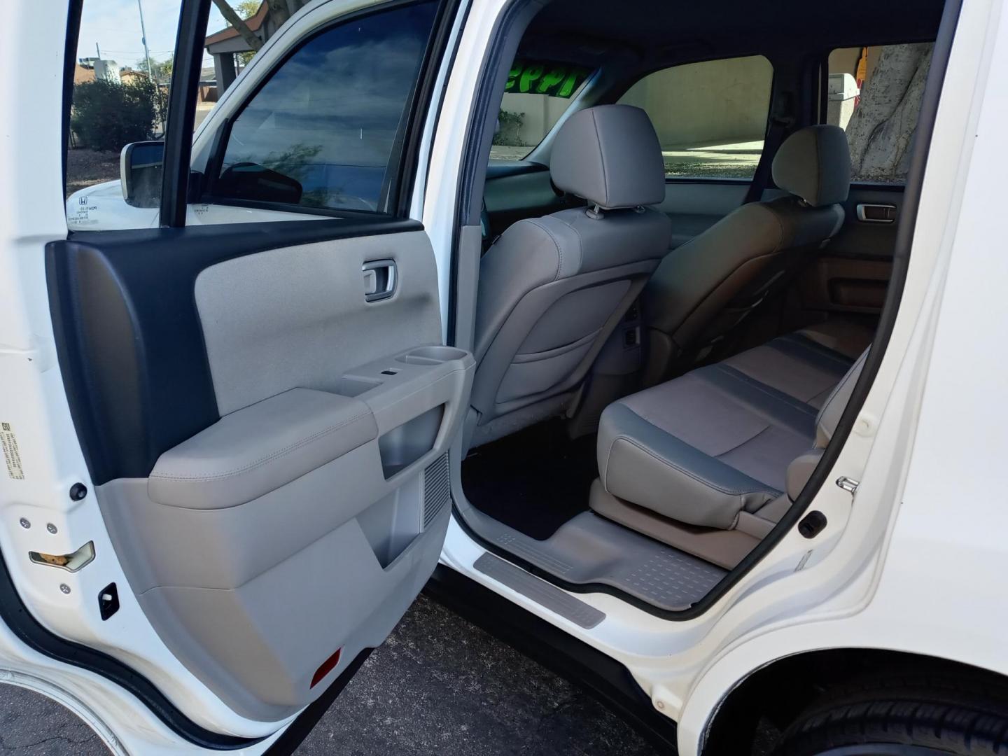 2013 WHITE /gray and black Honda Pilot EX 2WD 5-Spd AT (5FNYF3H4XDB) with an 3.5L V6 SOHC 24V engine, 5-Speed Automatic transmission, located at 323 E Dunlap Ave., Phoenix, AZ, 85020, (602) 331-9000, 33.567677, -112.069000 - 2013 Honda Pilot EX 2WD 5-Spd AT,……. EXCELLENT condition,…… A Real Must See!!.... No accidents, Power everything, Ice cold ac, gray and black interior with gray cloth seats in near perfect condition, power windows, power door locks, stereo/cd player, phone sync, blue tooth, 3RD ROW Seating, - Photo#10