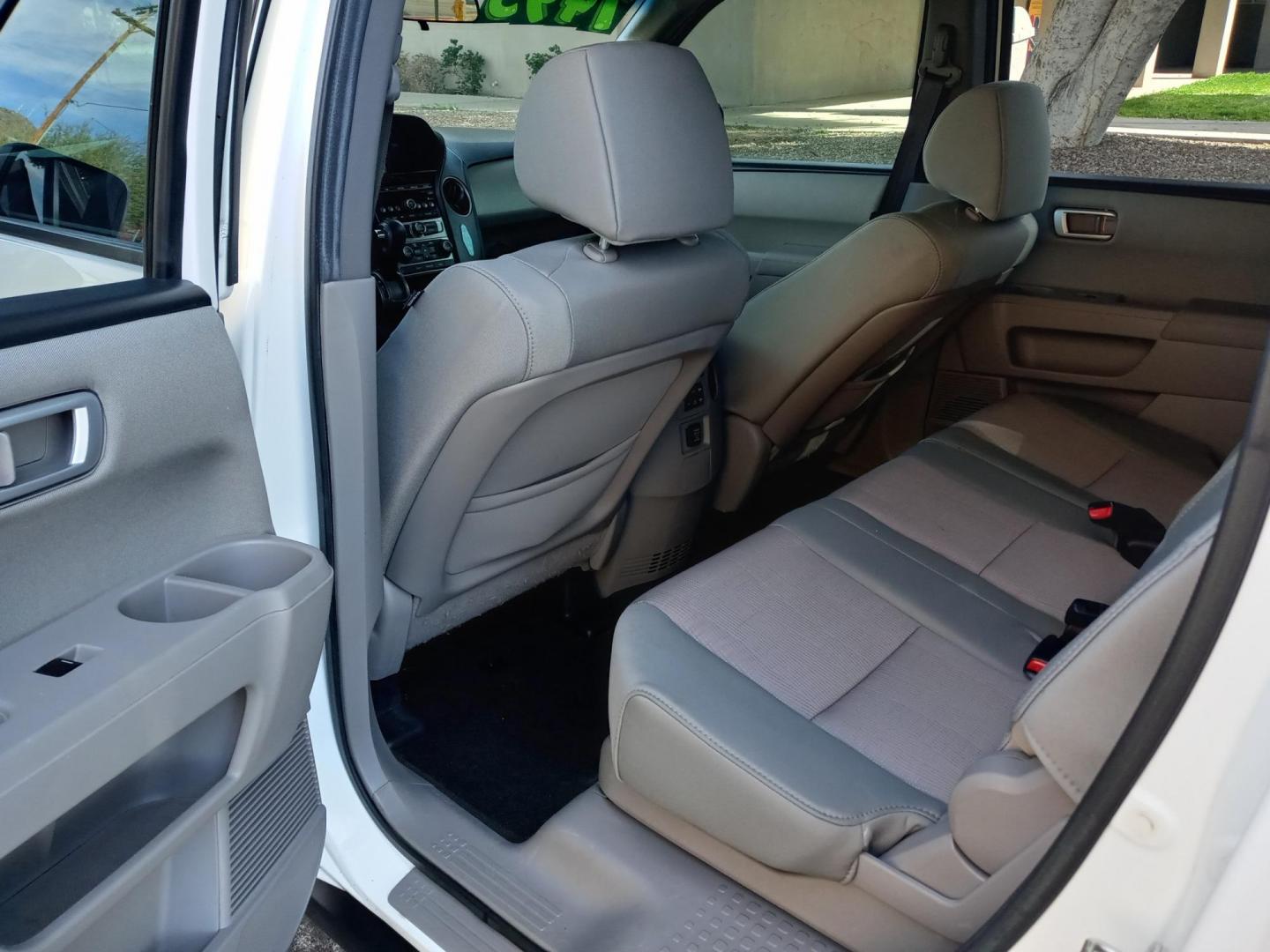2013 WHITE /gray and black Honda Pilot EX 2WD 5-Spd AT (5FNYF3H4XDB) with an 3.5L V6 SOHC 24V engine, 5-Speed Automatic transmission, located at 323 E Dunlap Ave., Phoenix, AZ, 85020, (602) 331-9000, 33.567677, -112.069000 - 2013 Honda Pilot EX 2WD 5-Spd AT,……. EXCELLENT condition,…… A Real Must See!!.... No accidents, Power everything, Ice cold ac, gray and black interior with gray cloth seats in near perfect condition, power windows, power door locks, stereo/cd player, phone sync, blue tooth, 3RD ROW Seating, - Photo#11
