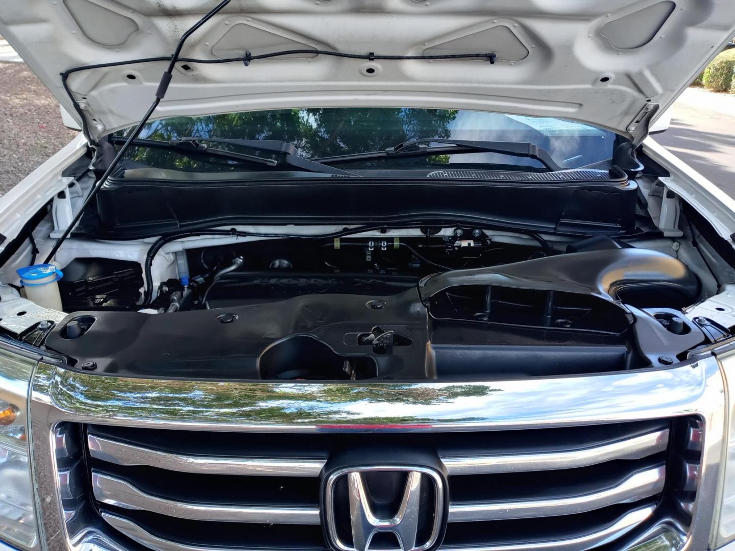 2013 WHITE /gray and black Honda Pilot EX 2WD 5-Spd AT (5FNYF3H4XDB) with an 3.5L V6 SOHC 24V engine, 5-Speed Automatic transmission, located at 323 E Dunlap Ave., Phoenix, AZ, 85020, (602) 331-9000, 33.567677, -112.069000 - 2013 Honda Pilot EX 2WD 5-Spd AT,……. EXCELLENT condition,…… A Real Must See!!.... No accidents, Power everything, Ice cold ac, gray and black interior with gray cloth seats in near perfect condition, power windows, power door locks, stereo/cd player, phone sync, blue tooth, 3RD ROW Seating, - Photo#18