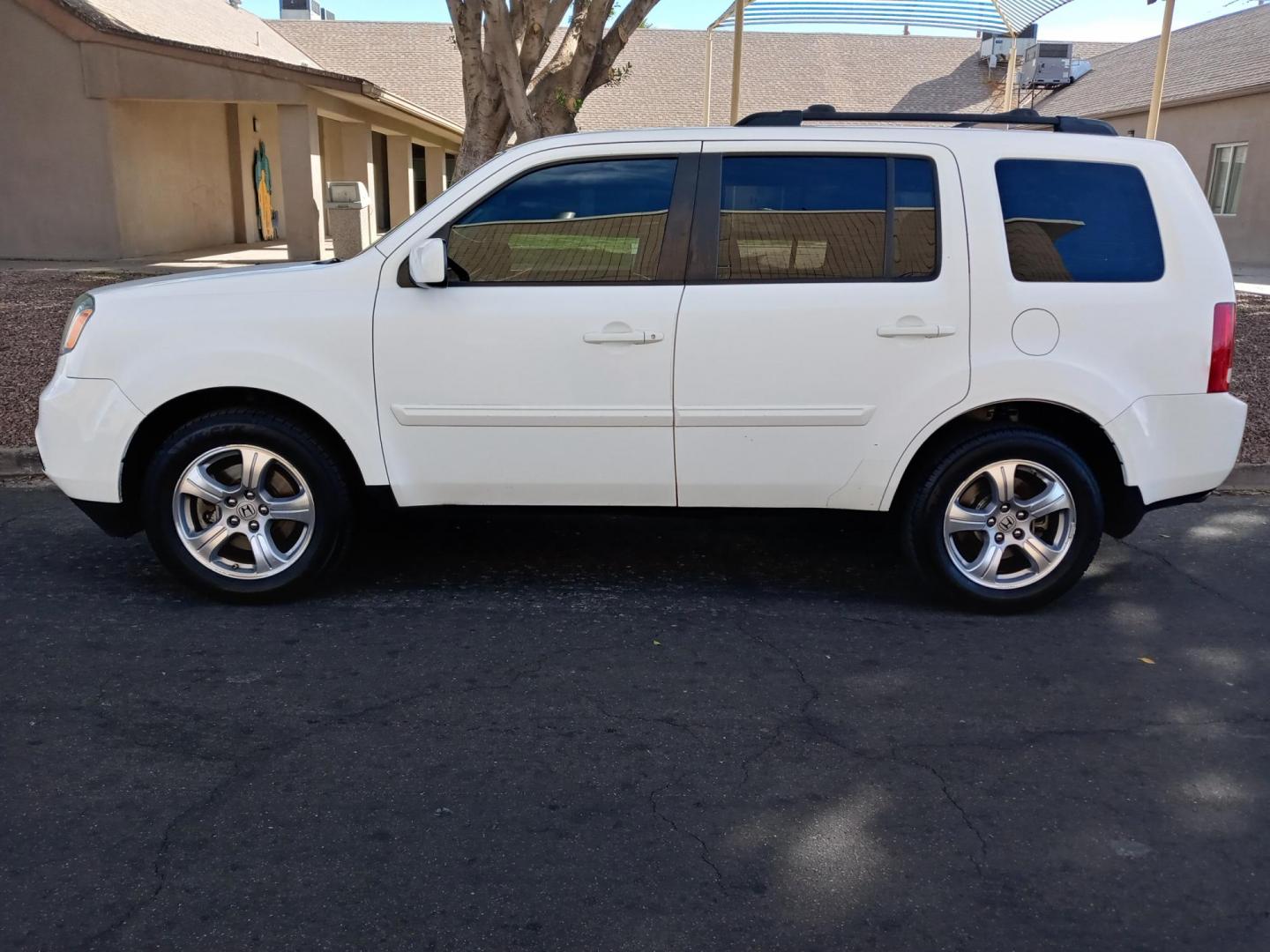 2013 WHITE /gray and black Honda Pilot EX 2WD 5-Spd AT (5FNYF3H4XDB) with an 3.5L V6 SOHC 24V engine, 5-Speed Automatic transmission, located at 323 E Dunlap Ave., Phoenix, AZ, 85020, (602) 331-9000, 33.567677, -112.069000 - 2013 Honda Pilot EX 2WD 5-Spd AT,……. EXCELLENT condition,…… A Real Must See!!.... No accidents, Power everything, Ice cold ac, gray and black interior with gray cloth seats in near perfect condition, power windows, power door locks, stereo/cd player, phone sync, blue tooth, 3RD ROW Seating, - Photo#6