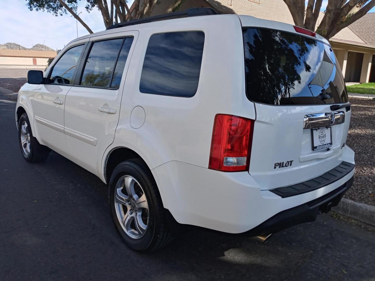 2013 WHITE /gray and black Honda Pilot EX 2WD 5-Spd AT (5FNYF3H4XDB) with an 3.5L V6 SOHC 24V engine, 5-Speed Automatic transmission, located at 323 E Dunlap Ave., Phoenix, AZ, 85020, (602) 331-9000, 33.567677, -112.069000 - 2013 Honda Pilot EX 2WD 5-Spd AT,……. EXCELLENT condition,…… A Real Must See!!.... No accidents, Power everything, Ice cold ac, gray and black interior with gray cloth seats in near perfect condition, power windows, power door locks, stereo/cd player, phone sync, blue tooth, 3RD ROW Seating, - Photo#5