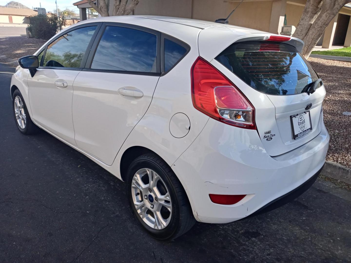 2016 WHITE /gray and black Ford Fiesta SE Hatchback (3FADP4EJ2GM) with an 1.6L L4 DOHC 16V engine, automatic transmission, located at 323 E Dunlap Ave., Phoenix, AZ, 85020, (602) 331-9000, 33.567677, -112.069000 - Photo#5