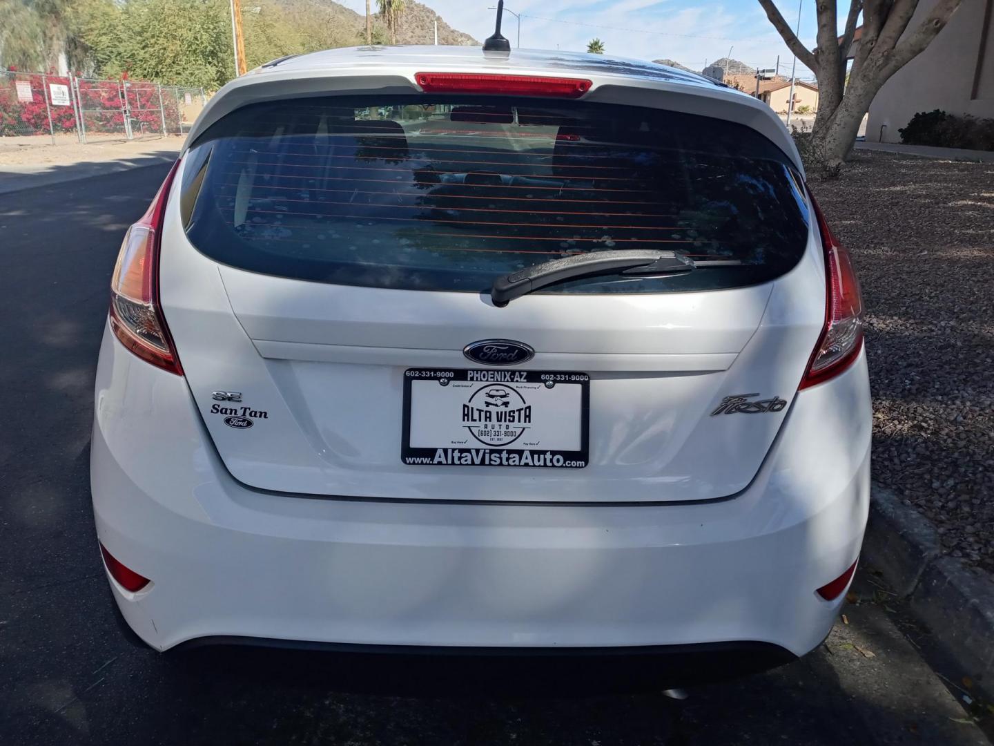 2016 WHITE /gray and black Ford Fiesta SE Hatchback (3FADP4EJ2GM) with an 1.6L L4 DOHC 16V engine, automatic transmission, located at 323 E Dunlap Ave., Phoenix, AZ, 85020, (602) 331-9000, 33.567677, -112.069000 - Photo#7