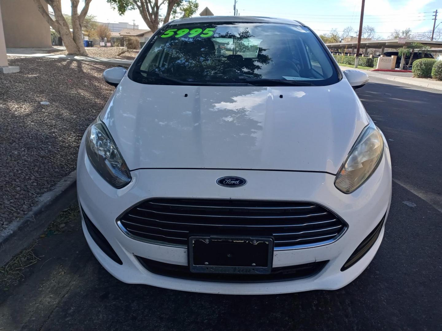 2016 WHITE /gray and black Ford Fiesta SE Hatchback (3FADP4EJ2GM) with an 1.6L L4 DOHC 16V engine, automatic transmission, located at 323 E Dunlap Ave., Phoenix, AZ, 85020, (602) 331-9000, 33.567677, -112.069000 - Photo#1