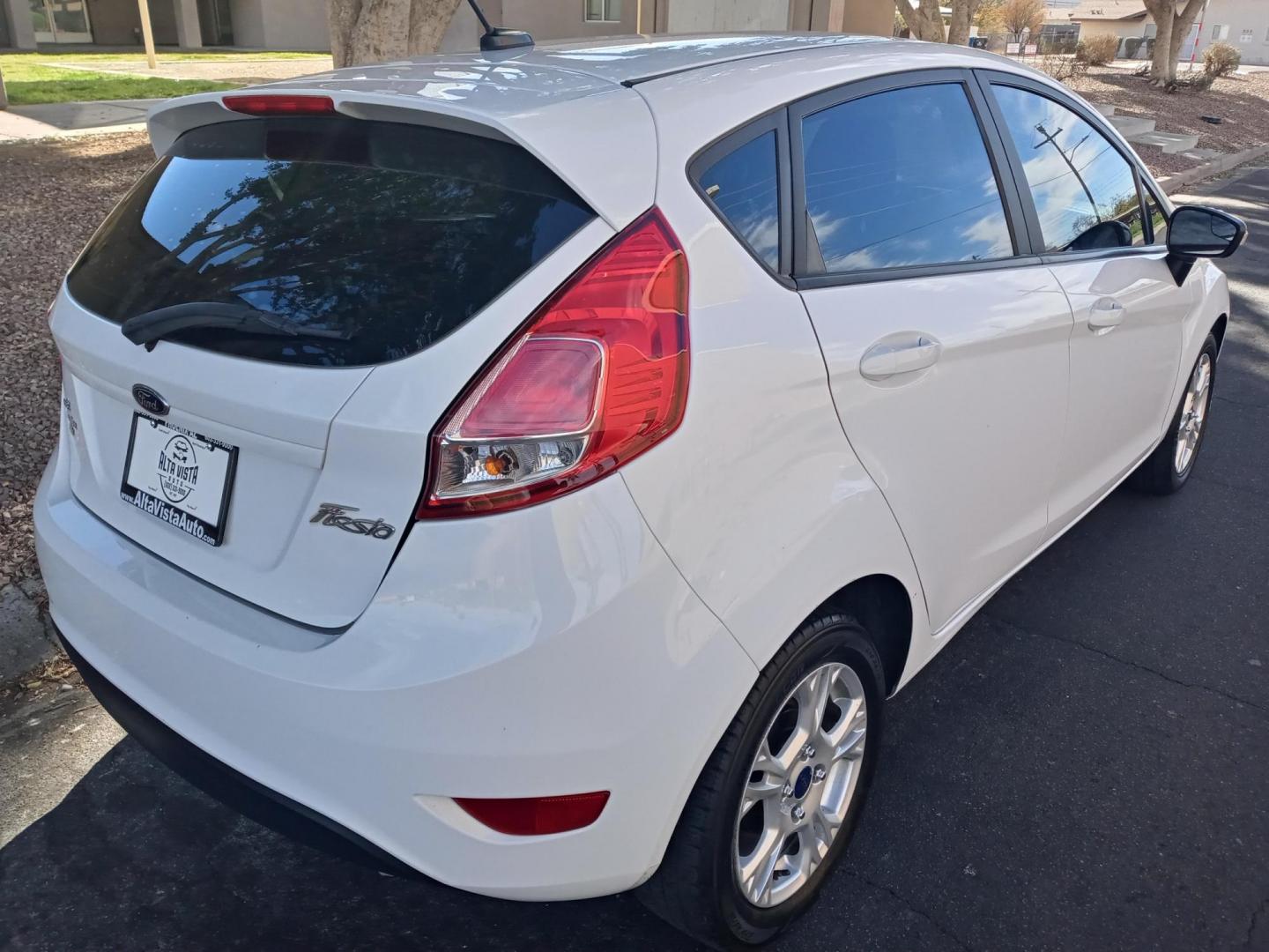 2016 WHITE /gray and black Ford Fiesta SE Hatchback (3FADP4EJ2GM) with an 1.6L L4 DOHC 16V engine, automatic transmission, located at 323 E Dunlap Ave., Phoenix, AZ, 85020, (602) 331-9000, 33.567677, -112.069000 - Photo#3
