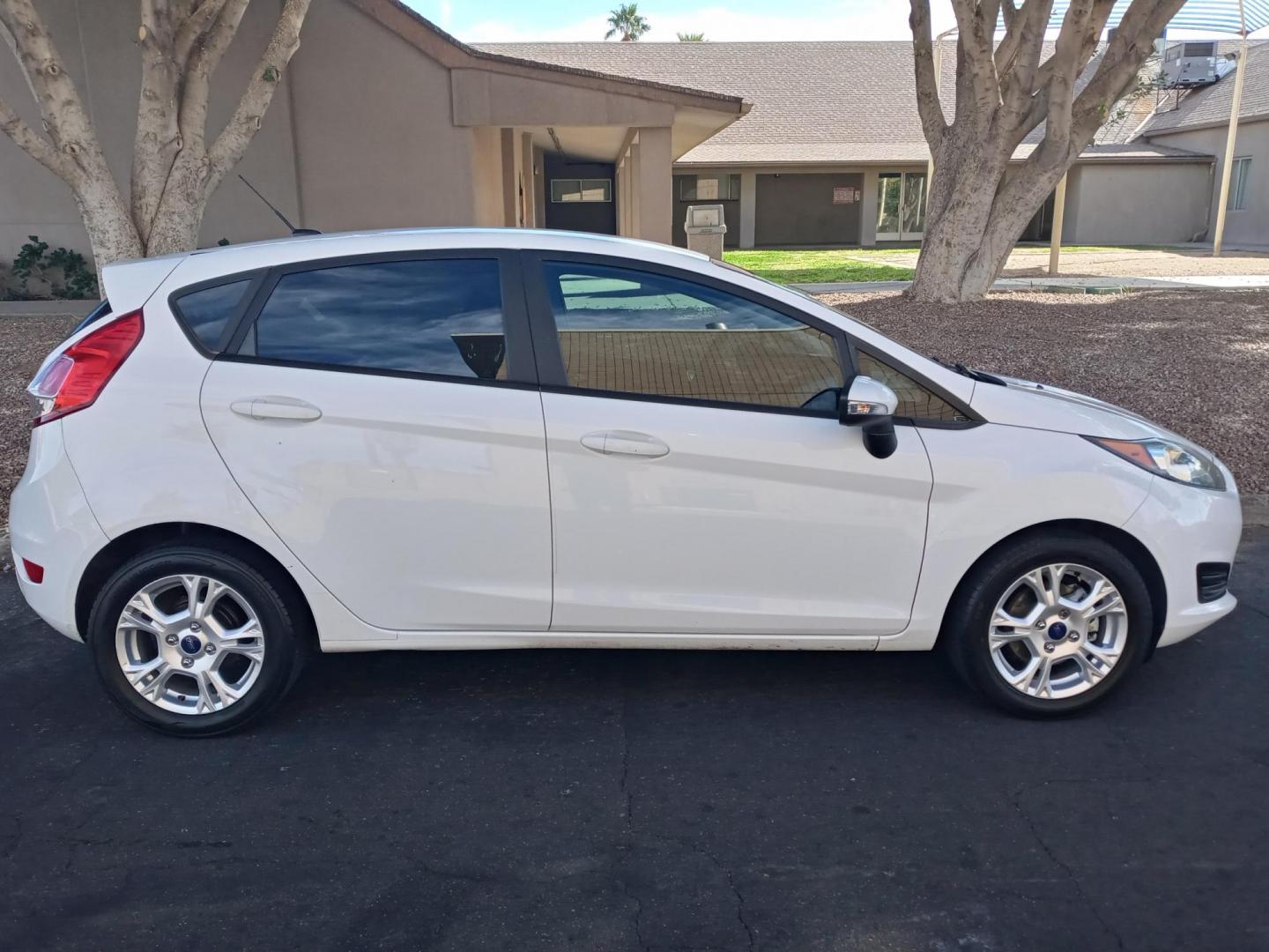 2016 WHITE /gray and black Ford Fiesta SE Hatchback (3FADP4EJ2GM) with an 1.6L L4 DOHC 16V engine, automatic transmission, located at 323 E Dunlap Ave., Phoenix, AZ, 85020, (602) 331-9000, 33.567677, -112.069000 - Photo#4