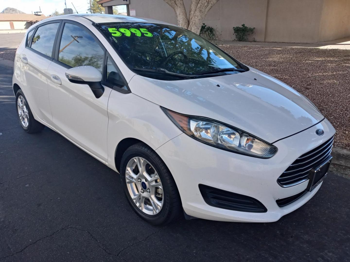 2016 WHITE /gray and black Ford Fiesta SE Hatchback (3FADP4EJ2GM) with an 1.6L L4 DOHC 16V engine, automatic transmission, located at 323 E Dunlap Ave., Phoenix, AZ, 85020, (602) 331-9000, 33.567677, -112.069000 - Photo#2