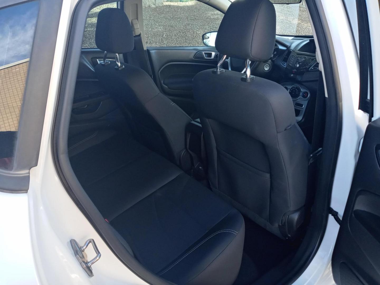 2016 WHITE /gray and black Ford Fiesta SE Hatchback (3FADP4EJ2GM) with an 1.6L L4 DOHC 16V engine, automatic transmission, located at 323 E Dunlap Ave., Phoenix, AZ, 85020, (602) 331-9000, 33.567677, -112.069000 - Photo#15