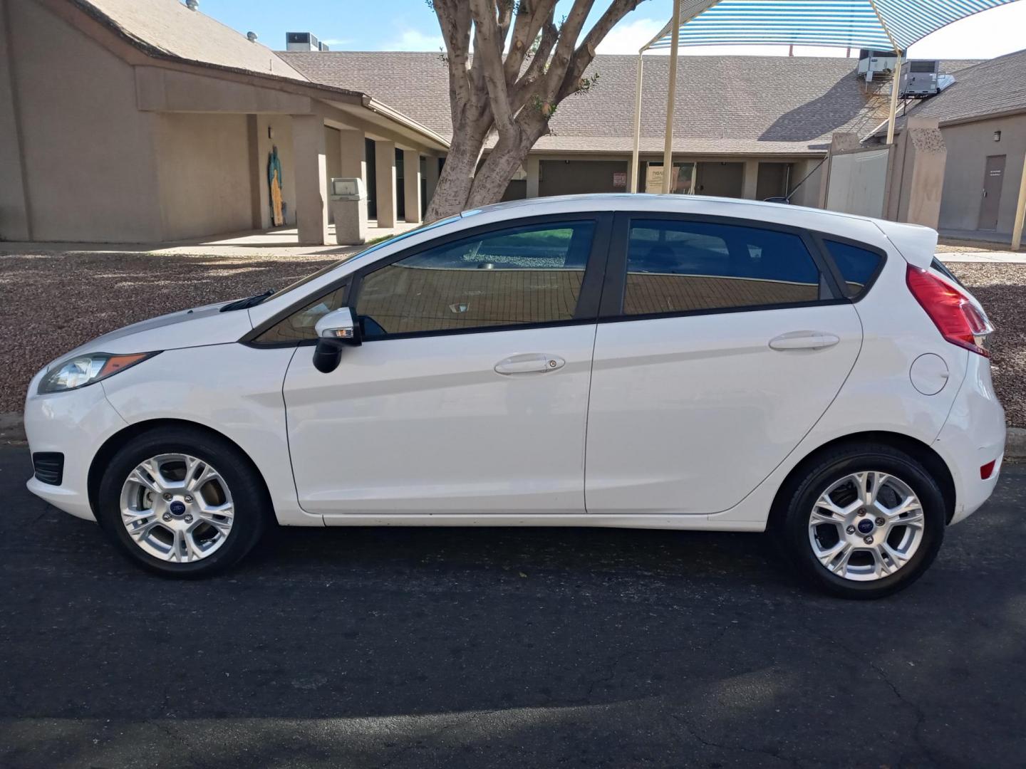 2016 WHITE /gray and black Ford Fiesta SE Hatchback (3FADP4EJ2GM) with an 1.6L L4 DOHC 16V engine, automatic transmission, located at 323 E Dunlap Ave., Phoenix, AZ, 85020, (602) 331-9000, 33.567677, -112.069000 - Photo#6