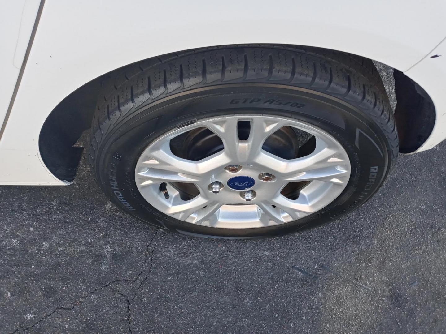 2016 WHITE /gray and black Ford Fiesta SE Hatchback (3FADP4EJ2GM) with an 1.6L L4 DOHC 16V engine, automatic transmission, located at 323 E Dunlap Ave., Phoenix, AZ, 85020, (602) 331-9000, 33.567677, -112.069000 - Photo#17