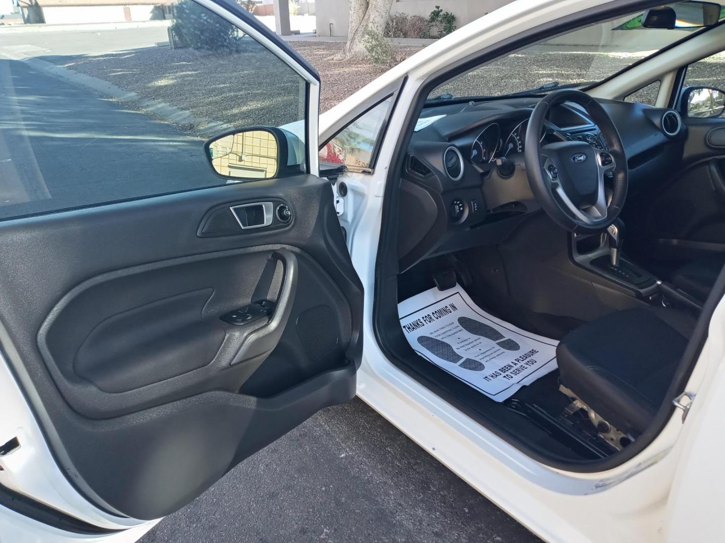 2016 WHITE /gray and black Ford Fiesta SE Hatchback (3FADP4EJ2GM) with an 1.6L L4 DOHC 16V engine, automatic transmission, located at 323 E Dunlap Ave., Phoenix, AZ, 85020, (602) 331-9000, 33.567677, -112.069000 - Photo#8