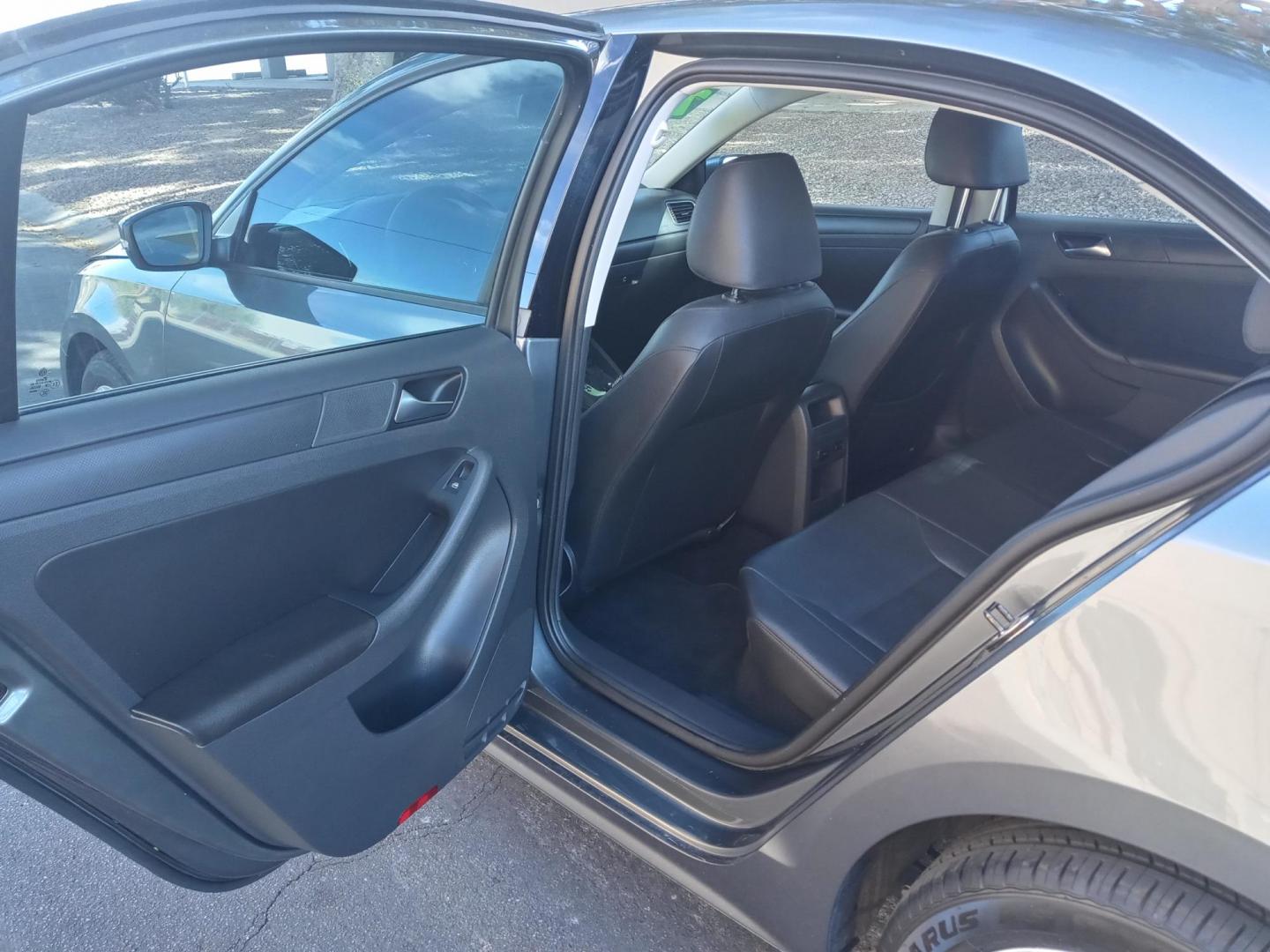 2011 gray /gray Volkswagen Jetta SE PZEV (3VWDZ7AJ3BM) with an 2.5L L5 DOHC 20V engine, 6-Speed Automatic transmission, located at 323 E Dunlap Ave., Phoenix, AZ, 85020, (602) 331-9000, 33.567677, -112.069000 - 2011 Volkswagen Jetta SE PZEV,...... EXCELLENT condition, A Real Must See!!.... No accidents, Ice cold ac, Stereo/CD Player, Bluetooth, Phone sync, Clean Black and gray interior with Black Leather seats in near perfect condition, power windows, power door locks, clean Arizona title, Runs and Drives - Photo#10
