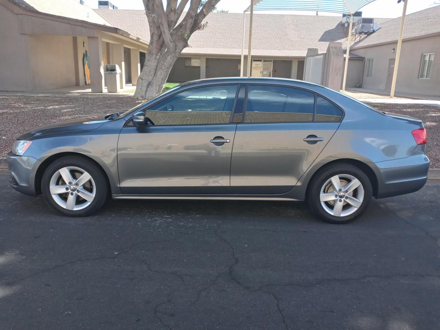 2011 gray /gray Volkswagen Jetta SE PZEV (3VWDZ7AJ3BM) with an 2.5L L5 DOHC 20V engine, 6-Speed Automatic transmission, located at 323 E Dunlap Ave., Phoenix, AZ, 85020, (602) 331-9000, 33.567677, -112.069000 - 2011 Volkswagen Jetta SE PZEV,...... EXCELLENT condition, A Real Must See!!.... No accidents, Ice cold ac, Stereo/CD Player, Bluetooth, Phone sync, Clean Black and gray interior with Black Leather seats in near perfect condition, power windows, power door locks, clean Arizona title, Runs and Drives - Photo#6