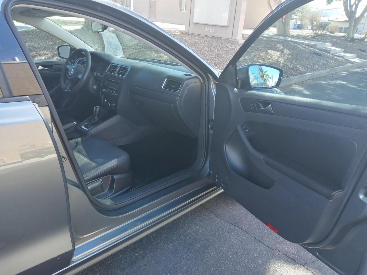 2011 gray /gray Volkswagen Jetta SE PZEV (3VWDZ7AJ3BM) with an 2.5L L5 DOHC 20V engine, 6-Speed Automatic transmission, located at 323 E Dunlap Ave., Phoenix, AZ, 85020, (602) 331-9000, 33.567677, -112.069000 - 2011 Volkswagen Jetta SE PZEV,...... EXCELLENT condition, A Real Must See!!.... No accidents, Ice cold ac, Stereo/CD Player, Bluetooth, Phone sync, Clean Black and gray interior with Black Leather seats in near perfect condition, power windows, power door locks, clean Arizona title, Runs and Drives - Photo#12