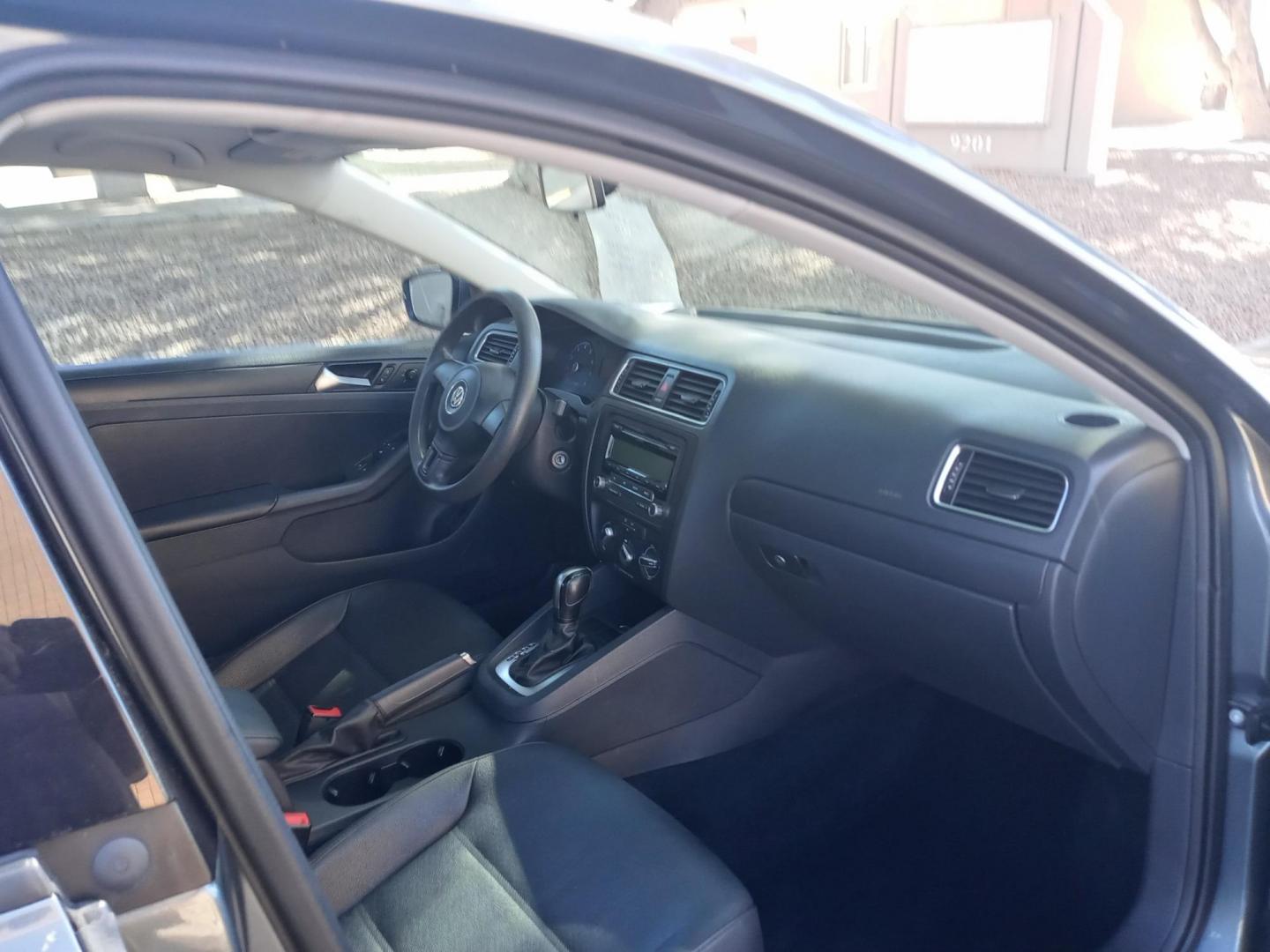 2011 gray /gray Volkswagen Jetta SE PZEV (3VWDZ7AJ3BM) with an 2.5L L5 DOHC 20V engine, 6-Speed Automatic transmission, located at 323 E Dunlap Ave., Phoenix, AZ, 85020, (602) 331-9000, 33.567677, -112.069000 - 2011 Volkswagen Jetta SE PZEV,...... EXCELLENT condition, A Real Must See!!.... No accidents, Ice cold ac, Stereo/CD Player, Bluetooth, Phone sync, Clean Black and gray interior with Black Leather seats in near perfect condition, power windows, power door locks, clean Arizona title, Runs and Drives - Photo#13