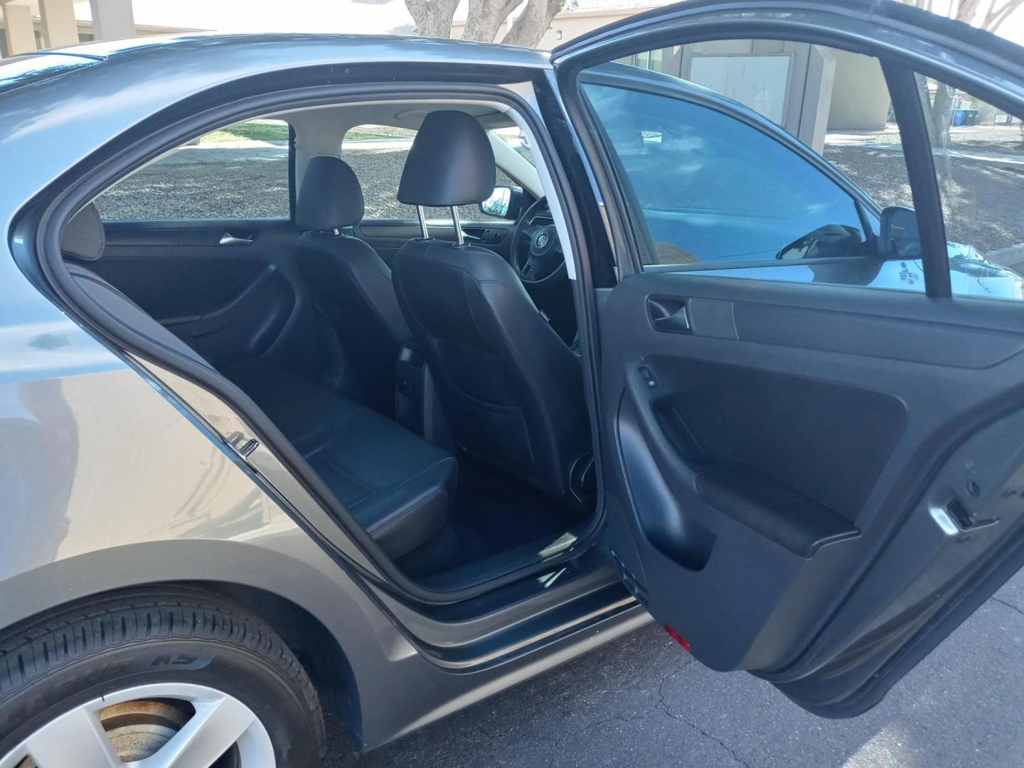2011 gray /gray Volkswagen Jetta SE PZEV (3VWDZ7AJ3BM) with an 2.5L L5 DOHC 20V engine, 6-Speed Automatic transmission, located at 323 E Dunlap Ave., Phoenix, AZ, 85020, (602) 331-9000, 33.567677, -112.069000 - 2011 Volkswagen Jetta SE PZEV,...... EXCELLENT condition, A Real Must See!!.... No accidents, Ice cold ac, Stereo/CD Player, Bluetooth, Phone sync, Clean Black and gray interior with Black Leather seats in near perfect condition, power windows, power door locks, clean Arizona title, Runs and Drives - Photo#14