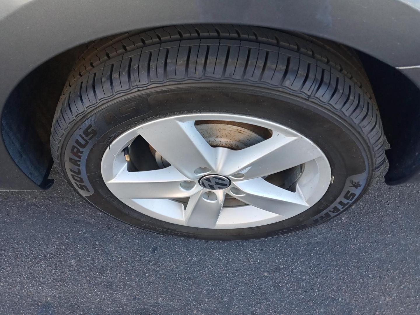 2011 gray /gray Volkswagen Jetta SE PZEV (3VWDZ7AJ3BM) with an 2.5L L5 DOHC 20V engine, 6-Speed Automatic transmission, located at 323 E Dunlap Ave., Phoenix, AZ, 85020, (602) 331-9000, 33.567677, -112.069000 - 2011 Volkswagen Jetta SE PZEV,...... EXCELLENT condition, A Real Must See!!.... No accidents, Ice cold ac, Stereo/CD Player, Bluetooth, Phone sync, Clean Black and gray interior with Black Leather seats in near perfect condition, power windows, power door locks, clean Arizona title, Runs and Drives - Photo#18