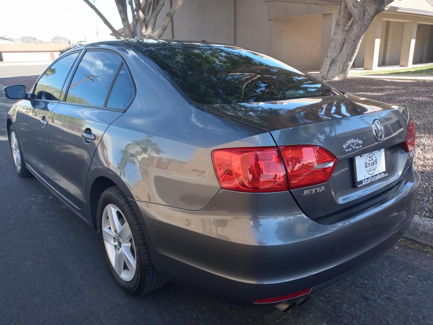 2011 gray /gray Volkswagen Jetta SE PZEV (3VWDZ7AJ3BM) with an 2.5L L5 DOHC 20V engine, 6-Speed Automatic transmission, located at 323 E Dunlap Ave., Phoenix, AZ, 85020, (602) 331-9000, 33.567677, -112.069000 - 2011 Volkswagen Jetta SE PZEV,...... EXCELLENT condition, A Real Must See!!.... No accidents, Ice cold ac, Stereo/CD Player, Bluetooth, Phone sync, Clean Black and gray interior with Black Leather seats in near perfect condition, power windows, power door locks, clean Arizona title, Runs and Drives - Photo#5