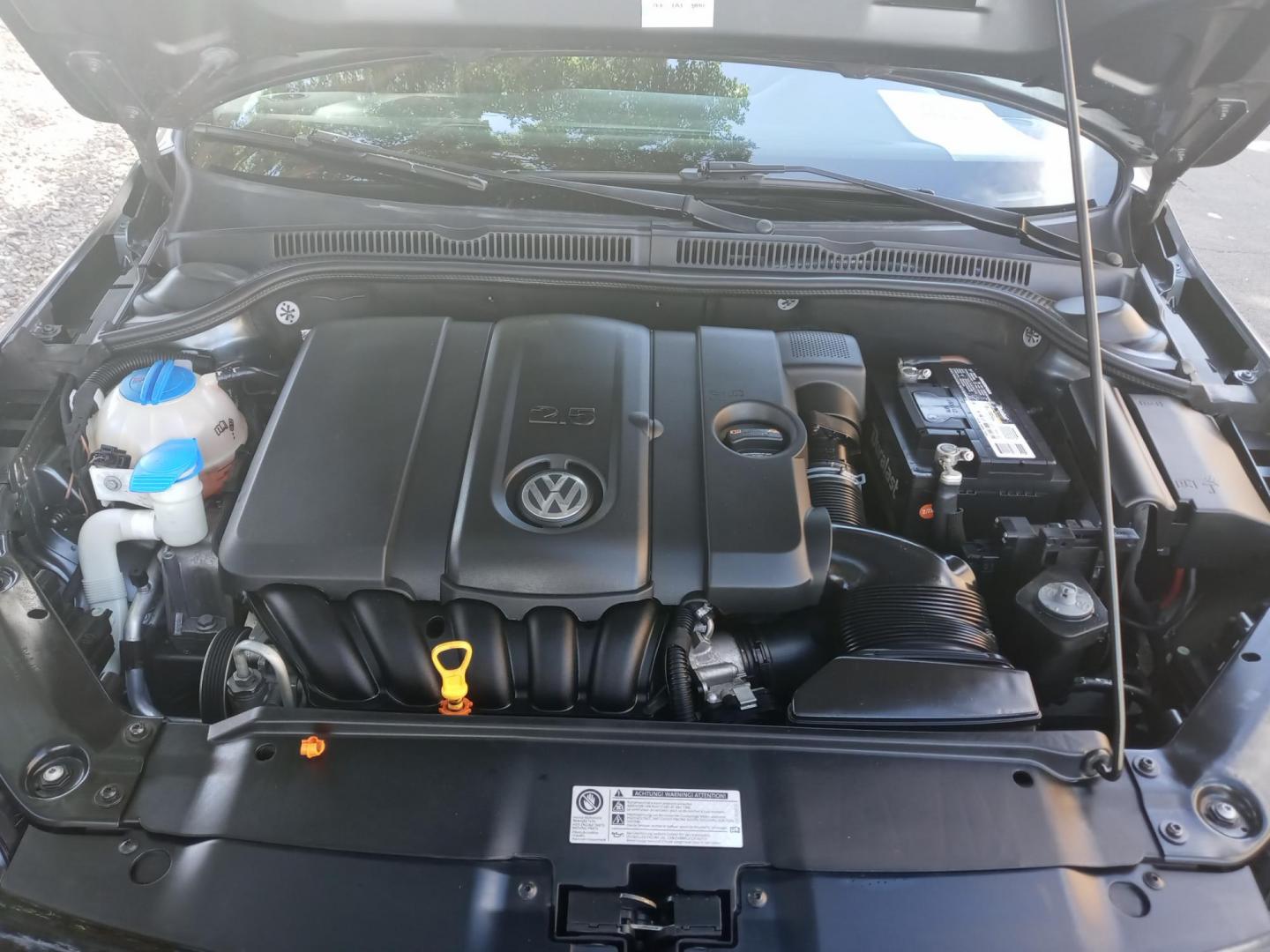 2011 gray /gray Volkswagen Jetta SE PZEV (3VWDZ7AJ3BM) with an 2.5L L5 DOHC 20V engine, 6-Speed Automatic transmission, located at 323 E Dunlap Ave., Phoenix, AZ, 85020, (602) 331-9000, 33.567677, -112.069000 - 2011 Volkswagen Jetta SE PZEV,...... EXCELLENT condition, A Real Must See!!.... No accidents, Ice cold ac, Stereo/CD Player, Bluetooth, Phone sync, Clean Black and gray interior with Black Leather seats in near perfect condition, power windows, power door locks, clean Arizona title, Runs and Drives - Photo#17