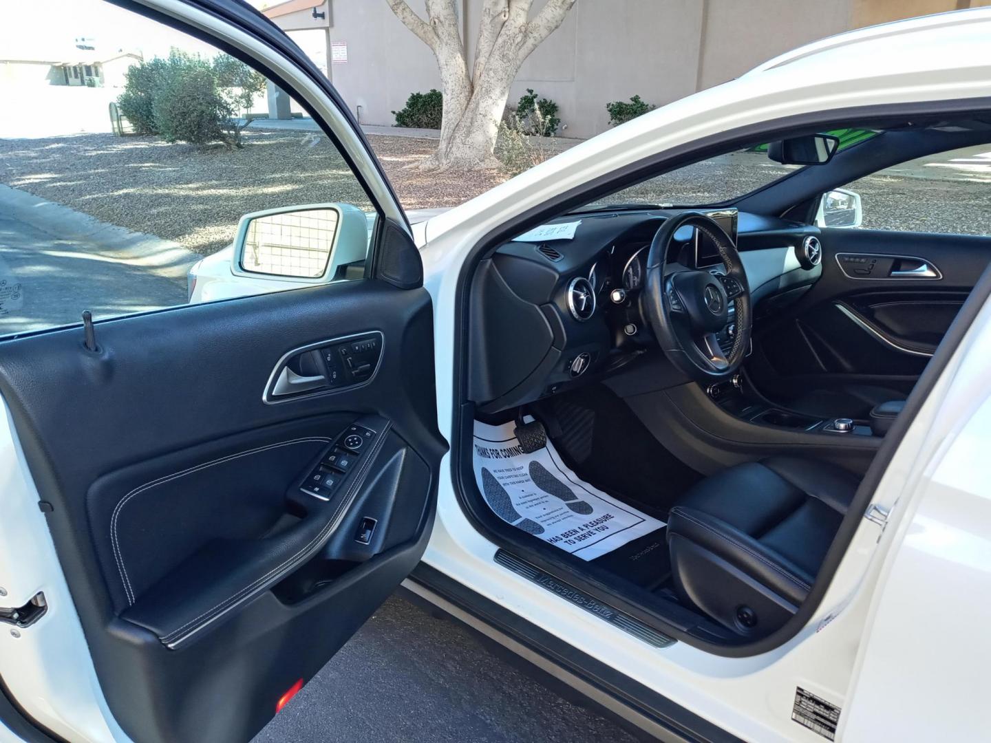 2017 WHITE /black Mercedes-Benz GLA-Class GLA250 (WDCTG4EBXHJ) with an 2.0L L4 DOHC 16V TURBO engine, 7A transmission, located at 323 E Dunlap Ave., Phoenix, AZ, 85020, (602) 331-9000, 33.567677, -112.069000 - 2017 Mercedes-Benz GLA-Class GLA250,......A True Must See!! No accidents, IceCold AC, The car is gorgeous inside and out, power windows, power door locks, Gorgeous tinted sunroof, Stereo/Cd Player, Navigation, Phone sync, Bluetooth, Satellite radio compatible, Backup camera, Clean Black Interior wit - Photo#8