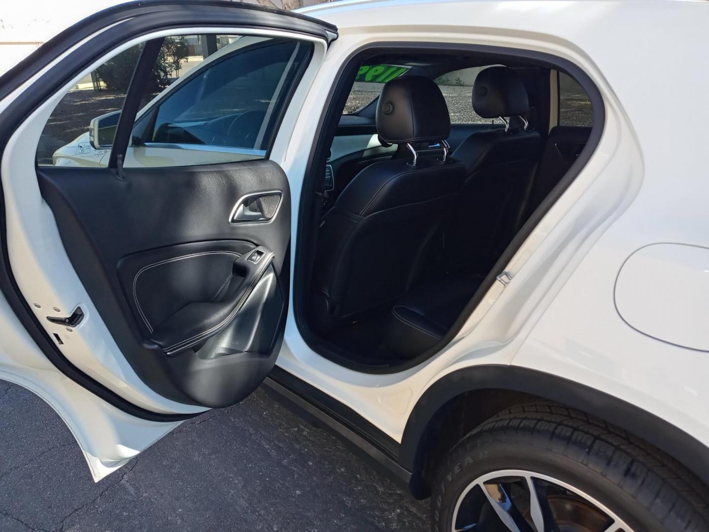 2017 WHITE /black Mercedes-Benz GLA-Class GLA250 (WDCTG4EBXHJ) with an 2.0L L4 DOHC 16V TURBO engine, 7A transmission, located at 323 E Dunlap Ave., Phoenix, AZ, 85020, (602) 331-9000, 33.567677, -112.069000 - 2017 Mercedes-Benz GLA-Class GLA250,......A True Must See!! No accidents, IceCold AC, The car is gorgeous inside and out, power windows, power door locks, Gorgeous tinted sunroof, Stereo/Cd Player, Navigation, Phone sync, Bluetooth, Satellite radio compatible, Backup camera, Clean Black Interior wit - Photo#10