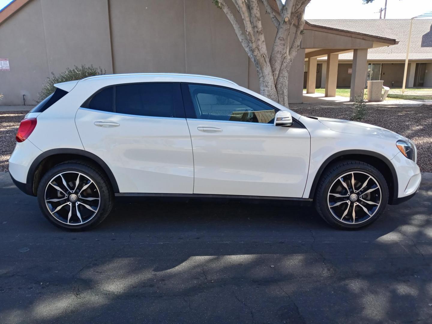 2017 WHITE /black Mercedes-Benz GLA-Class GLA250 (WDCTG4EBXHJ) with an 2.0L L4 DOHC 16V TURBO engine, 7A transmission, located at 323 E Dunlap Ave., Phoenix, AZ, 85020, (602) 331-9000, 33.567677, -112.069000 - 2017 Mercedes-Benz GLA-Class GLA250,......A True Must See!! No accidents, IceCold AC, The car is gorgeous inside and out, power windows, power door locks, Gorgeous tinted sunroof, Stereo/Cd Player, Navigation, Phone sync, Bluetooth, Satellite radio compatible, Backup camera, Clean Black Interior wit - Photo#4