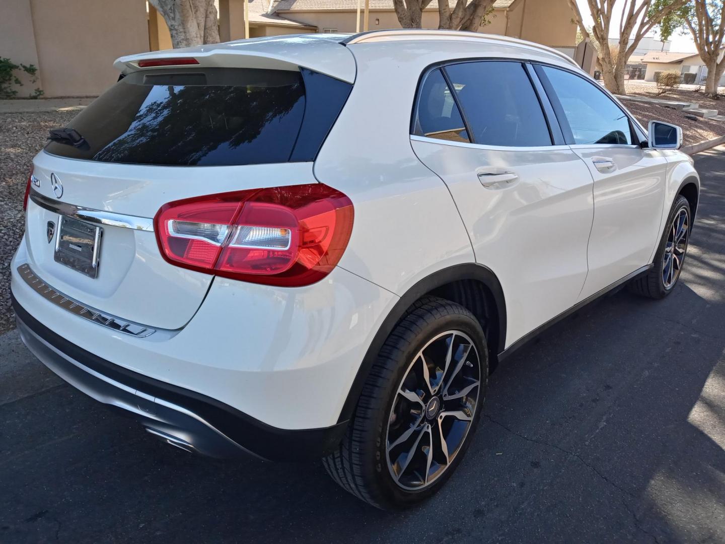 2017 WHITE /black Mercedes-Benz GLA-Class GLA250 (WDCTG4EBXHJ) with an 2.0L L4 DOHC 16V TURBO engine, 7A transmission, located at 323 E Dunlap Ave., Phoenix, AZ, 85020, (602) 331-9000, 33.567677, -112.069000 - 2017 Mercedes-Benz GLA-Class GLA250,......A True Must See!! No accidents, IceCold AC, The car is gorgeous inside and out, power windows, power door locks, Gorgeous tinted sunroof, Stereo/Cd Player, Navigation, Phone sync, Bluetooth, Satellite radio compatible, Backup camera, Clean Black Interior wit - Photo#3