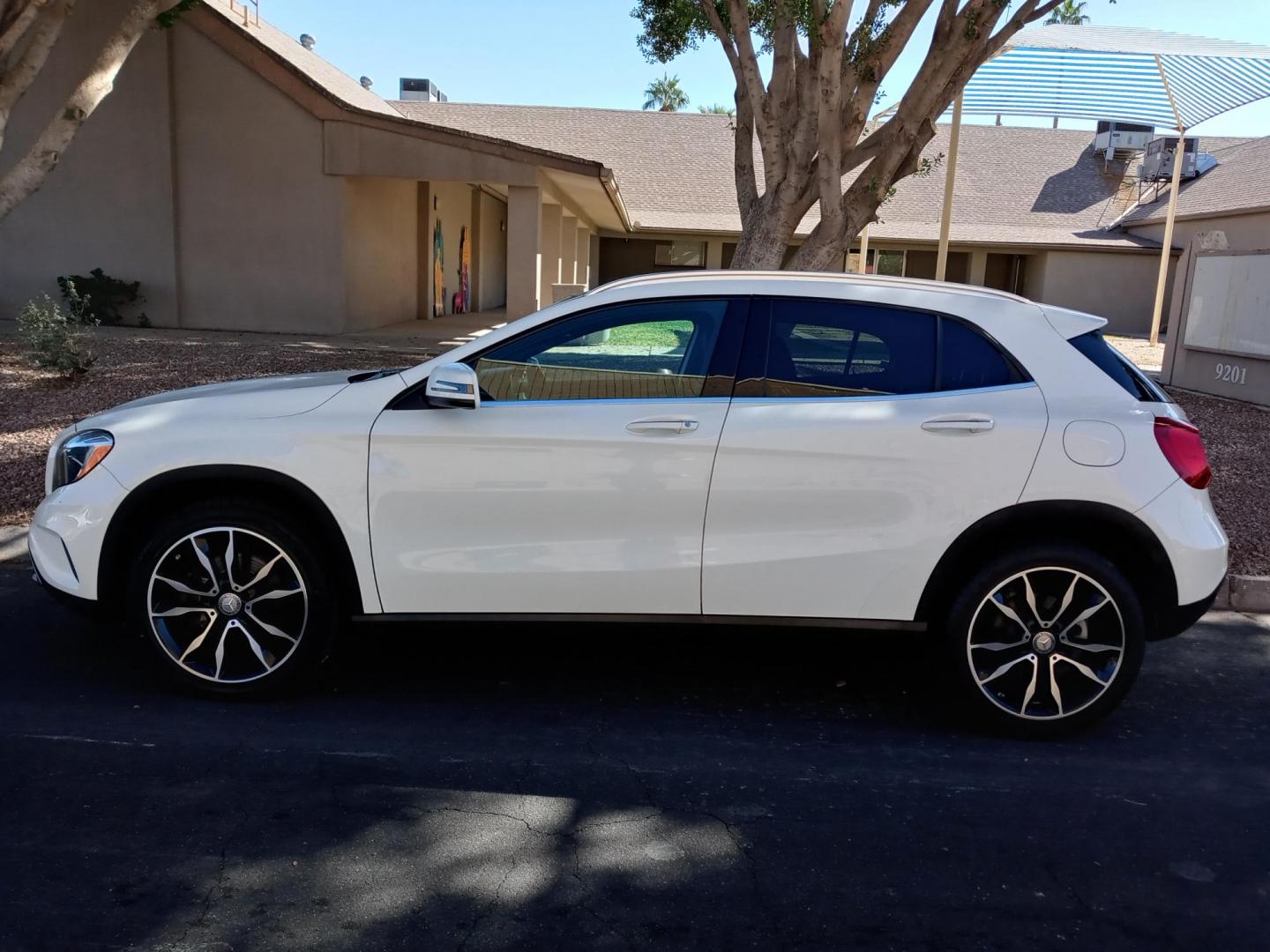 2017 WHITE /black Mercedes-Benz GLA-Class GLA250 (WDCTG4EBXHJ) with an 2.0L L4 DOHC 16V TURBO engine, 7A transmission, located at 323 E Dunlap Ave., Phoenix, AZ, 85020, (602) 331-9000, 33.567677, -112.069000 - 2017 Mercedes-Benz GLA-Class GLA250,......A True Must See!! No accidents, IceCold AC, The car is gorgeous inside and out, power windows, power door locks, Gorgeous tinted sunroof, Stereo/Cd Player, Navigation, Phone sync, Bluetooth, Satellite radio compatible, Backup camera, Clean Black Interior wit - Photo#6