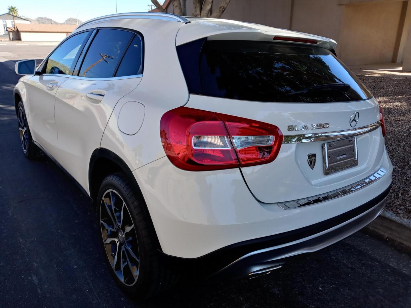 2017 WHITE /black Mercedes-Benz GLA-Class GLA250 (WDCTG4EBXHJ) with an 2.0L L4 DOHC 16V TURBO engine, 7A transmission, located at 323 E Dunlap Ave., Phoenix, AZ, 85020, (602) 331-9000, 33.567677, -112.069000 - 2017 Mercedes-Benz GLA-Class GLA250,......A True Must See!! No accidents, IceCold AC, The car is gorgeous inside and out, power windows, power door locks, Gorgeous tinted sunroof, Stereo/Cd Player, Navigation, Phone sync, Bluetooth, Satellite radio compatible, Backup camera, Clean Black Interior wit - Photo#5