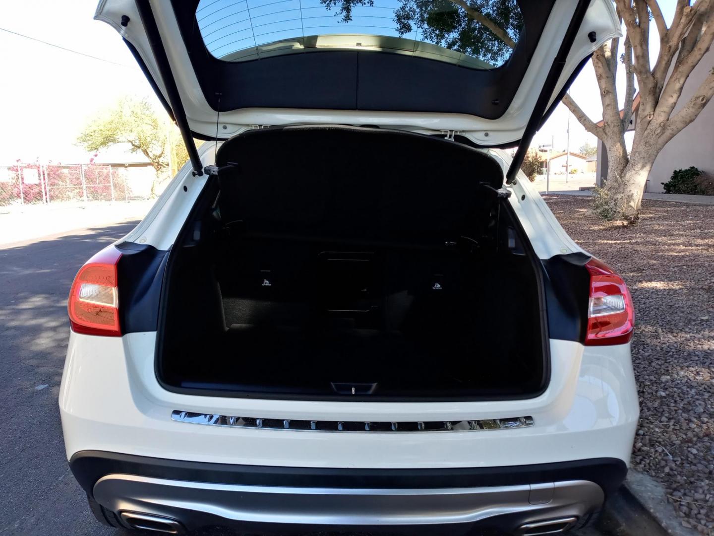2017 WHITE /black Mercedes-Benz GLA-Class GLA250 (WDCTG4EBXHJ) with an 2.0L L4 DOHC 16V TURBO engine, 7A transmission, located at 323 E Dunlap Ave., Phoenix, AZ, 85020, (602) 331-9000, 33.567677, -112.069000 - 2017 Mercedes-Benz GLA-Class GLA250,......A True Must See!! No accidents, IceCold AC, The car is gorgeous inside and out, power windows, power door locks, Gorgeous tinted sunroof, Stereo/Cd Player, Navigation, Phone sync, Bluetooth, Satellite radio compatible, Backup camera, Clean Black Interior wit - Photo#19