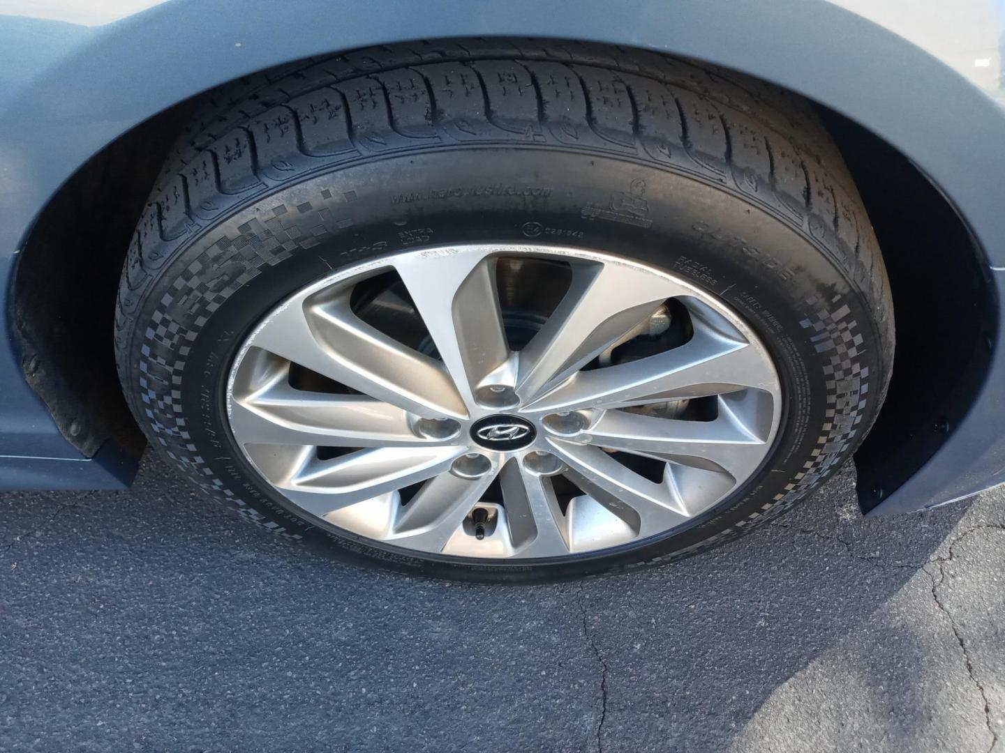 2015 BLUE /gray and black Hyundai Sonata Sport (5NPE34AF4FH) with an 2.4L L4 DOHC 16V engine, 6-Speed Automatic transmission, located at 323 E Dunlap Ave., Phoenix, AZ, 85020, (602) 331-9000, 33.567677, -112.069000 - 2015 Hyundai Sonata Sport,……. EXCELLENT condition,........ A Real Must See!!.... No accidents, Power everything, Ice cold ac, Gray and black interior with gray leather seats in near perfect condition, power windows, power door locks, Stereo/cd player, phone sync, blue tooth, backup camera, clea - Photo#18