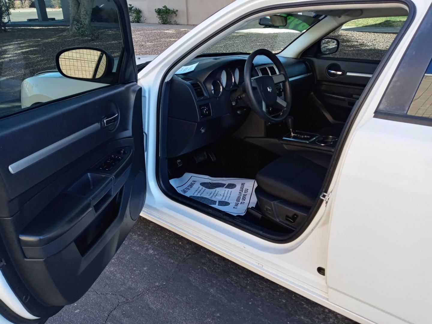 2009 WHITE /black Dodge Charger SXT (2B3LA33VX9H) with an 3.5L V6 SOHC 24V engine, 5-Speed Automatic transmission, located at 323 E Dunlap Ave., Phoenix, AZ, 85020, (602) 331-9000, 33.567677, -112.069000 - 2009 Dodge Charger SXT,……. EXCELLENT condition,……ONLY 98K MILES.......... A Real Must See!!.... No accidents, Power everything, Ice cold ac, gray and black interior with black cloth seats in near perfect condition, power windows, power door locks, stereo/cd player, phone sync, clean Arizona - Photo#8