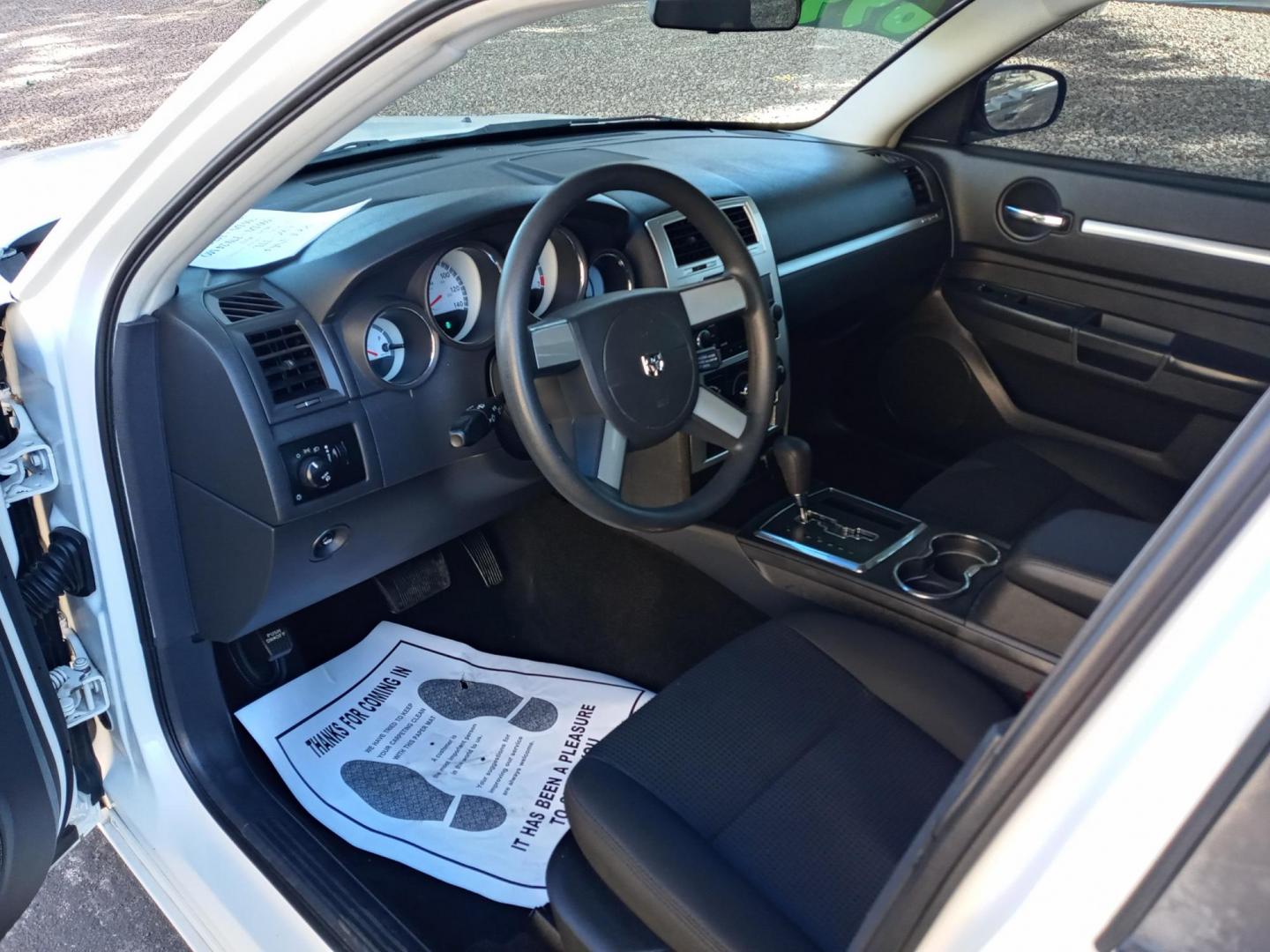 2009 WHITE /black Dodge Charger SXT (2B3LA33VX9H) with an 3.5L V6 SOHC 24V engine, 5-Speed Automatic transmission, located at 323 E Dunlap Ave., Phoenix, AZ, 85020, (602) 331-9000, 33.567677, -112.069000 - 2009 Dodge Charger SXT,……. EXCELLENT condition,……ONLY 98K MILES.......... A Real Must See!!.... No accidents, Power everything, Ice cold ac, gray and black interior with black cloth seats in near perfect condition, power windows, power door locks, stereo/cd player, phone sync, clean Arizona - Photo#9