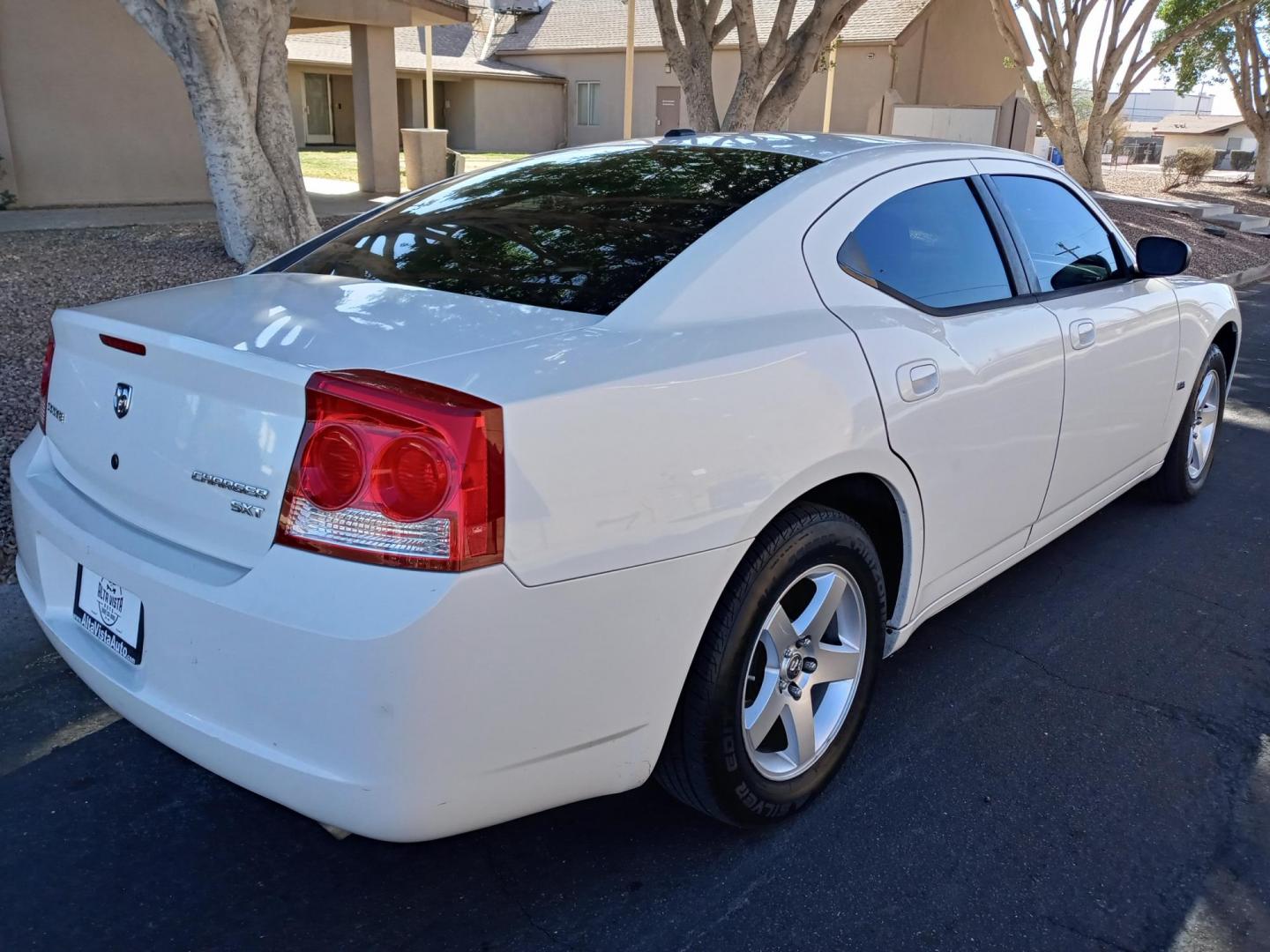 2009 WHITE /black Dodge Charger SXT (2B3LA33VX9H) with an 3.5L V6 SOHC 24V engine, 5-Speed Automatic transmission, located at 323 E Dunlap Ave., Phoenix, AZ, 85020, (602) 331-9000, 33.567677, -112.069000 - 2009 Dodge Charger SXT,……. EXCELLENT condition,……ONLY 98K MILES.......... A Real Must See!!.... No accidents, Power everything, Ice cold ac, gray and black interior with black cloth seats in near perfect condition, power windows, power door locks, stereo/cd player, phone sync, clean Arizona - Photo#3