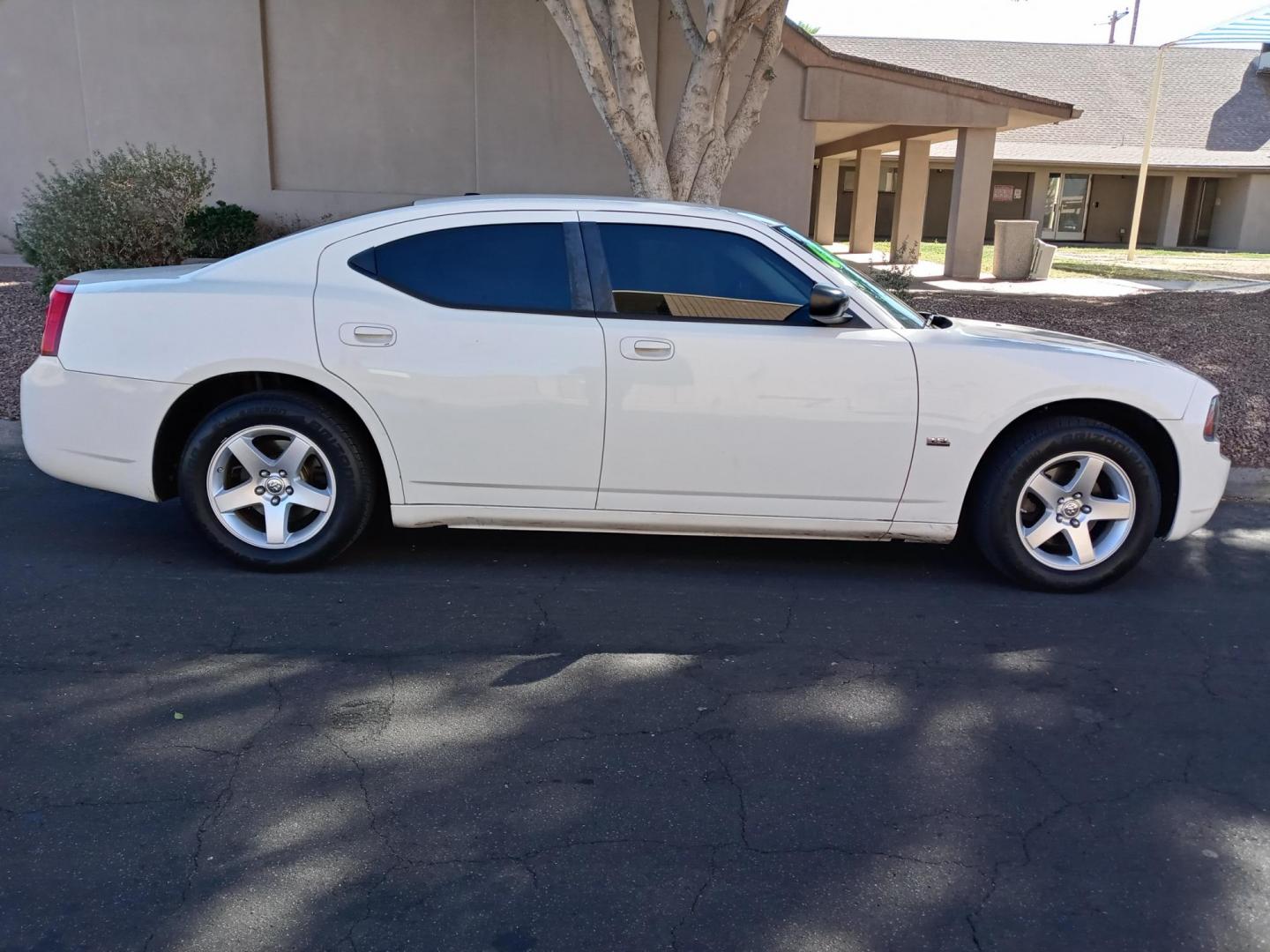 2009 WHITE /black Dodge Charger SXT (2B3LA33VX9H) with an 3.5L V6 SOHC 24V engine, 5-Speed Automatic transmission, located at 323 E Dunlap Ave., Phoenix, AZ, 85020, (602) 331-9000, 33.567677, -112.069000 - 2009 Dodge Charger SXT,……. EXCELLENT condition,……ONLY 98K MILES.......... A Real Must See!!.... No accidents, Power everything, Ice cold ac, gray and black interior with black cloth seats in near perfect condition, power windows, power door locks, stereo/cd player, phone sync, clean Arizona - Photo#4