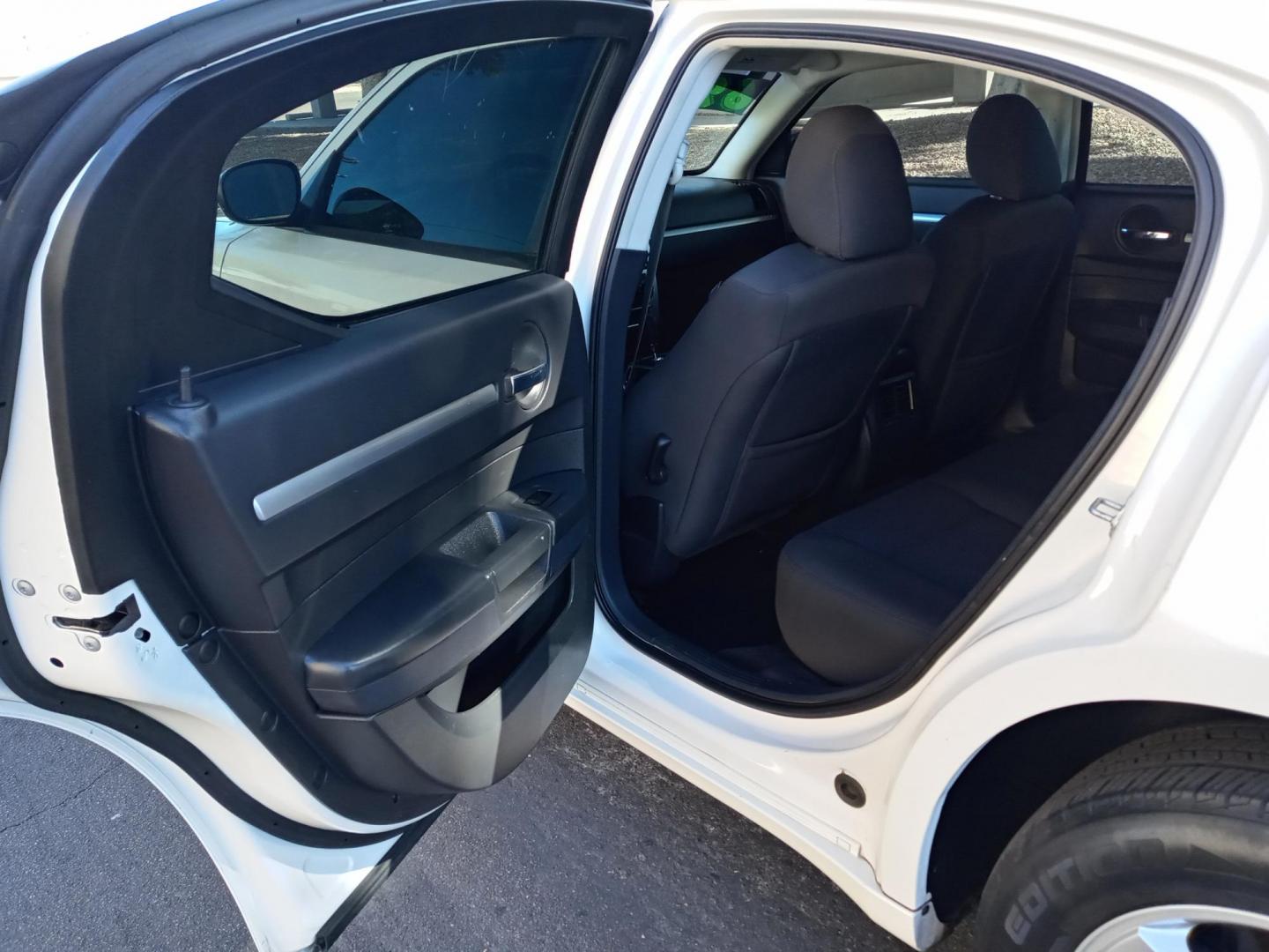 2009 WHITE /black Dodge Charger SXT (2B3LA33VX9H) with an 3.5L V6 SOHC 24V engine, 5-Speed Automatic transmission, located at 323 E Dunlap Ave., Phoenix, AZ, 85020, (602) 331-9000, 33.567677, -112.069000 - 2009 Dodge Charger SXT,……. EXCELLENT condition,……ONLY 98K MILES.......... A Real Must See!!.... No accidents, Power everything, Ice cold ac, gray and black interior with black cloth seats in near perfect condition, power windows, power door locks, stereo/cd player, phone sync, clean Arizona - Photo#10