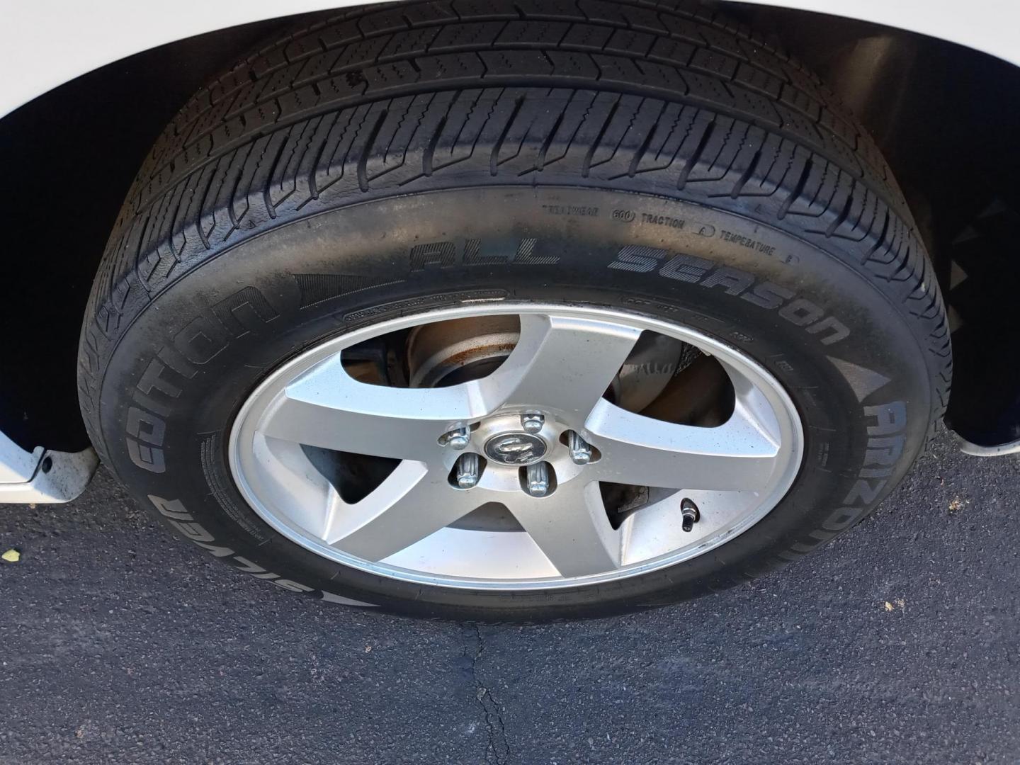 2009 WHITE /black Dodge Charger SXT (2B3LA33VX9H) with an 3.5L V6 SOHC 24V engine, 5-Speed Automatic transmission, located at 323 E Dunlap Ave., Phoenix, AZ, 85020, (602) 331-9000, 33.567677, -112.069000 - 2009 Dodge Charger SXT,……. EXCELLENT condition,……ONLY 98K MILES.......... A Real Must See!!.... No accidents, Power everything, Ice cold ac, gray and black interior with black cloth seats in near perfect condition, power windows, power door locks, stereo/cd player, phone sync, clean Arizona - Photo#18
