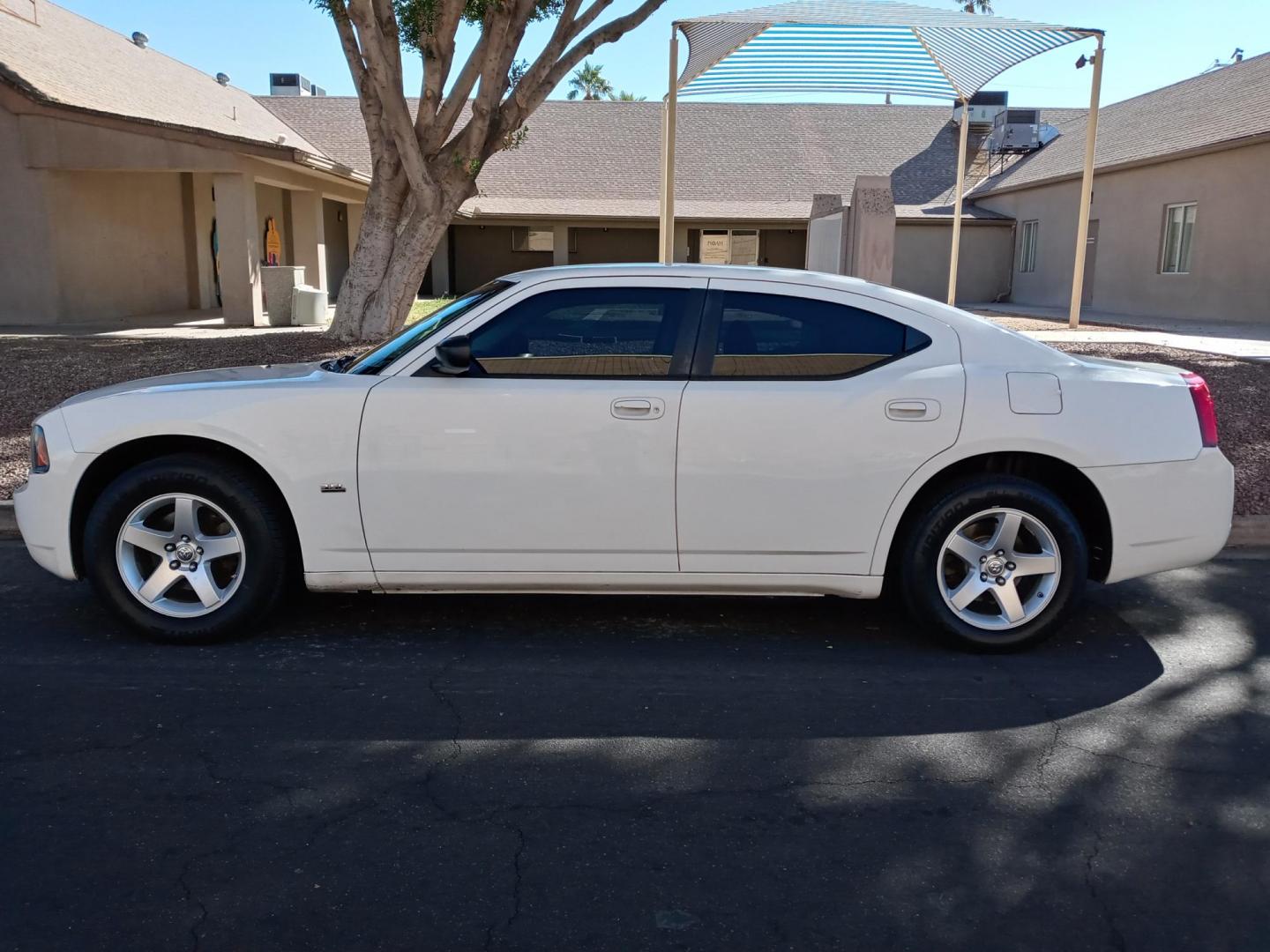 2009 WHITE /black Dodge Charger SXT (2B3LA33VX9H) with an 3.5L V6 SOHC 24V engine, 5-Speed Automatic transmission, located at 323 E Dunlap Ave., Phoenix, AZ, 85020, (602) 331-9000, 33.567677, -112.069000 - 2009 Dodge Charger SXT,……. EXCELLENT condition,……ONLY 98K MILES.......... A Real Must See!!.... No accidents, Power everything, Ice cold ac, gray and black interior with black cloth seats in near perfect condition, power windows, power door locks, stereo/cd player, phone sync, clean Arizona - Photo#6