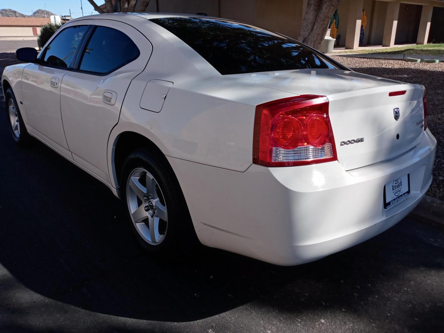 2009 WHITE /black Dodge Charger SXT (2B3LA33VX9H) with an 3.5L V6 SOHC 24V engine, 5-Speed Automatic transmission, located at 323 E Dunlap Ave., Phoenix, AZ, 85020, (602) 331-9000, 33.567677, -112.069000 - 2009 Dodge Charger SXT,……. EXCELLENT condition,……ONLY 98K MILES.......... A Real Must See!!.... No accidents, Power everything, Ice cold ac, gray and black interior with black cloth seats in near perfect condition, power windows, power door locks, stereo/cd player, phone sync, clean Arizona - Photo#5