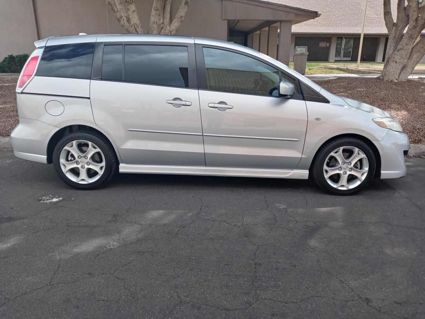 2008 silver /gray and black Mazda MAZDA5 Grand Touring (JM1CR293080) with an 2.3L L4 DOHC 16V engine, 5-Speed Automatic transmission, located at 323 E Dunlap Ave., Phoenix, AZ, 85020, (602) 331-9000, 33.567677, -112.069000 - 2008 Mazda MAZDA5 Grand Touring,.......EXCELLENT condition,........ Ice Cold A/C, Clean black and gray interior with black cloth seats in near perfect condition, New brakes, Tune up, Stereo/CD Player, Bluetooth, Phone sync, Satellite compatible, 3RD Row seating, Rear A/C, Gorgeous tinted sunroof, Th - Photo#4