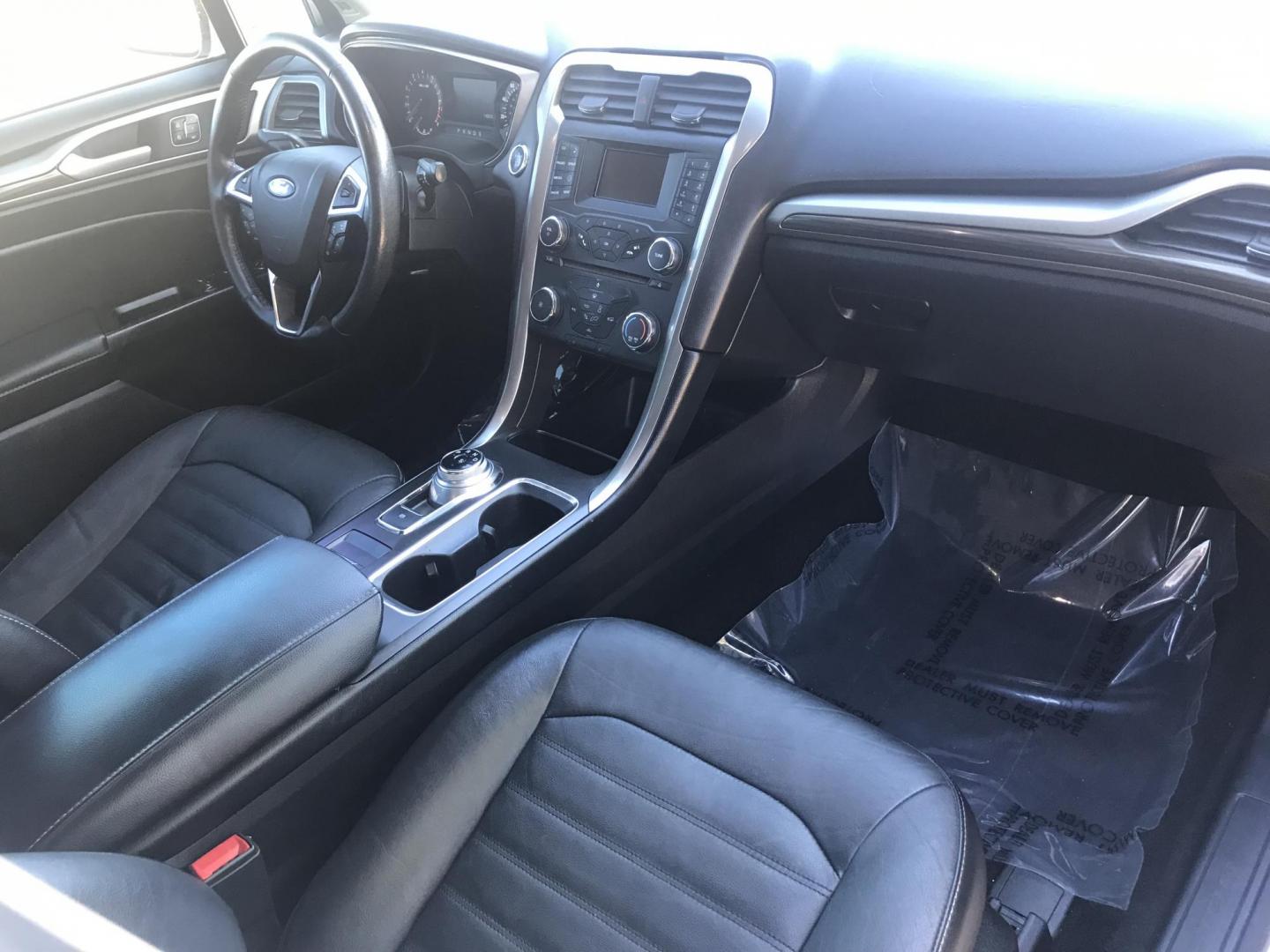 2017 WHITE /gray and black Ford Fusion SE (3FA6P0HD8HR) with an 1.5L L4 DOHC 16V engine, 6A transmission, located at 323 E Dunlap Ave., Phoenix, AZ, 85020, (602) 331-9000, 33.567677, -112.069000 - 2017 Ford Fusion SE,........EXCELLENT condition, A Real Must See!!.... No accidents, Power everything, Stereo/cd player, Phone sync, Bluetooth, Satellite compatible, backup camera, Ice cold ac, Clean gray and Black interior with black leather seats in near perfect condition, power windows, power doo - Photo#6