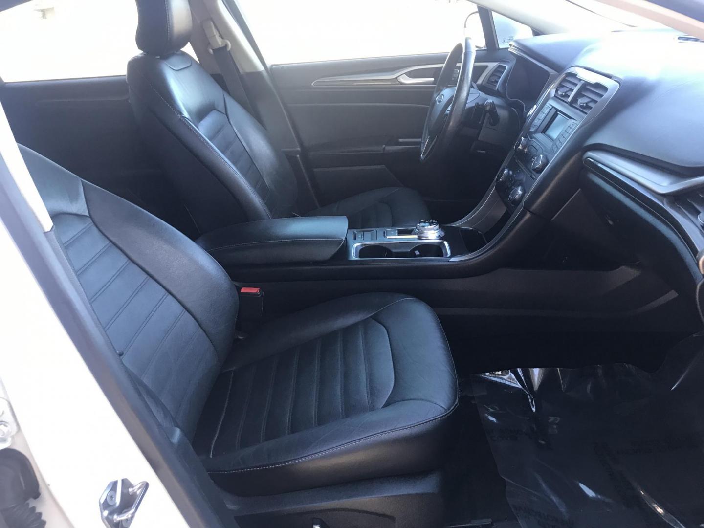 2017 WHITE /gray and black Ford Fusion SE (3FA6P0HD8HR) with an 1.5L L4 DOHC 16V engine, 6A transmission, located at 323 E Dunlap Ave., Phoenix, AZ, 85020, (602) 331-9000, 33.567677, -112.069000 - 2017 Ford Fusion SE,........EXCELLENT condition, A Real Must See!!.... No accidents, Power everything, Stereo/cd player, Phone sync, Bluetooth, Satellite compatible, backup camera, Ice cold ac, Clean gray and Black interior with black leather seats in near perfect condition, power windows, power doo - Photo#7