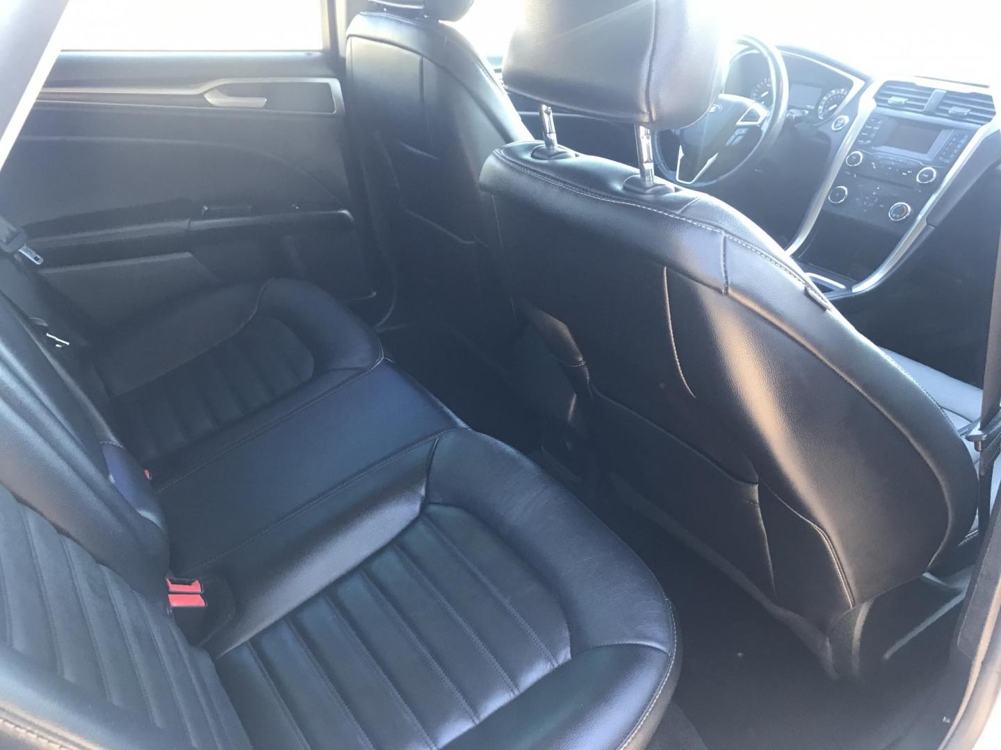 2017 WHITE /gray and black Ford Fusion SE (3FA6P0HD8HR) with an 1.5L L4 DOHC 16V engine, 6A transmission, located at 323 E Dunlap Ave., Phoenix, AZ, 85020, (602) 331-9000, 33.567677, -112.069000 - 2017 Ford Fusion SE,........EXCELLENT condition, A Real Must See!!.... No accidents, Power everything, Stereo/cd player, Phone sync, Bluetooth, Satellite compatible, backup camera, Ice cold ac, Clean gray and Black interior with black leather seats in near perfect condition, power windows, power doo - Photo#8